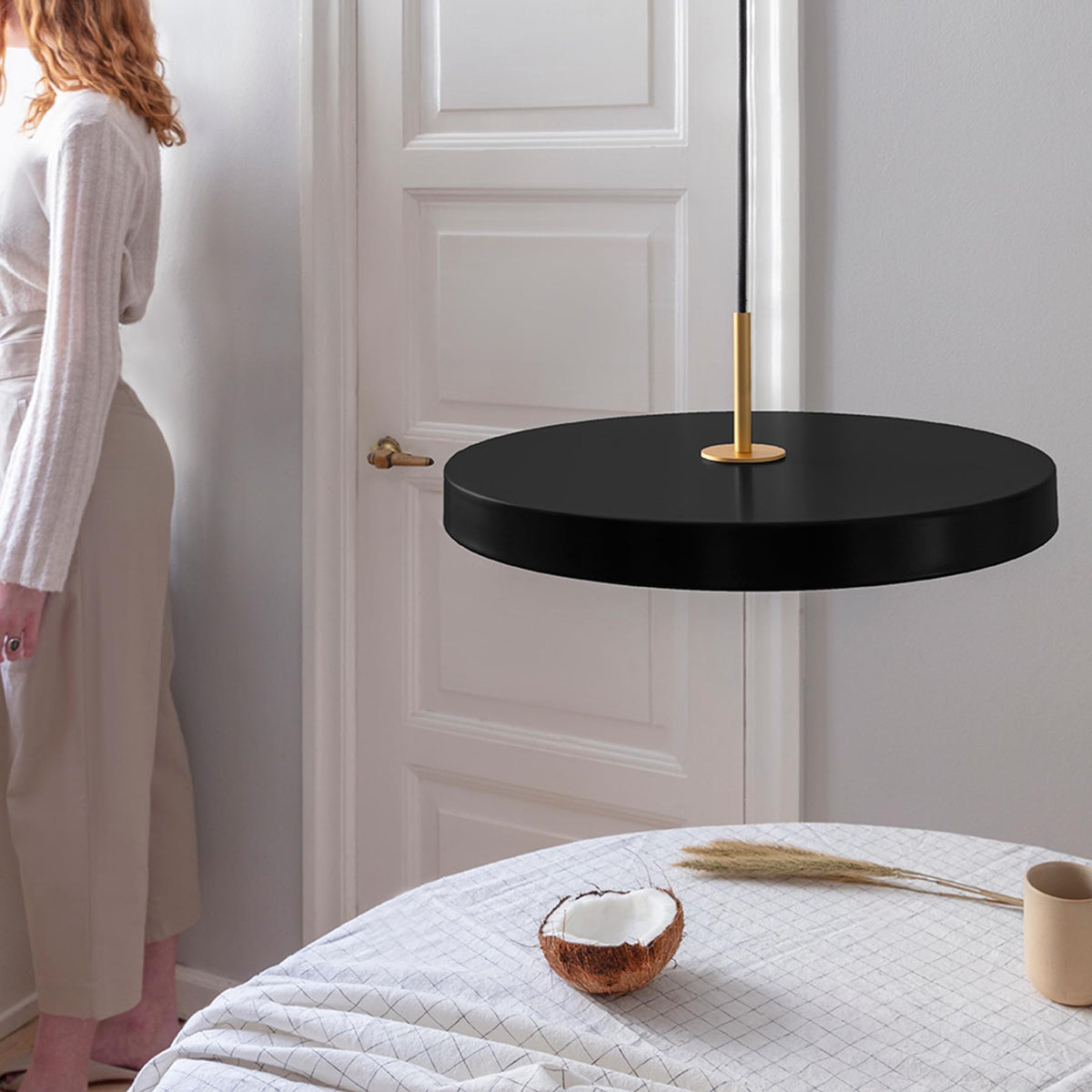 Weisse runde Pendelleuchte Asteria Medium von Umage aus Stahl, Aluminium und Acryl