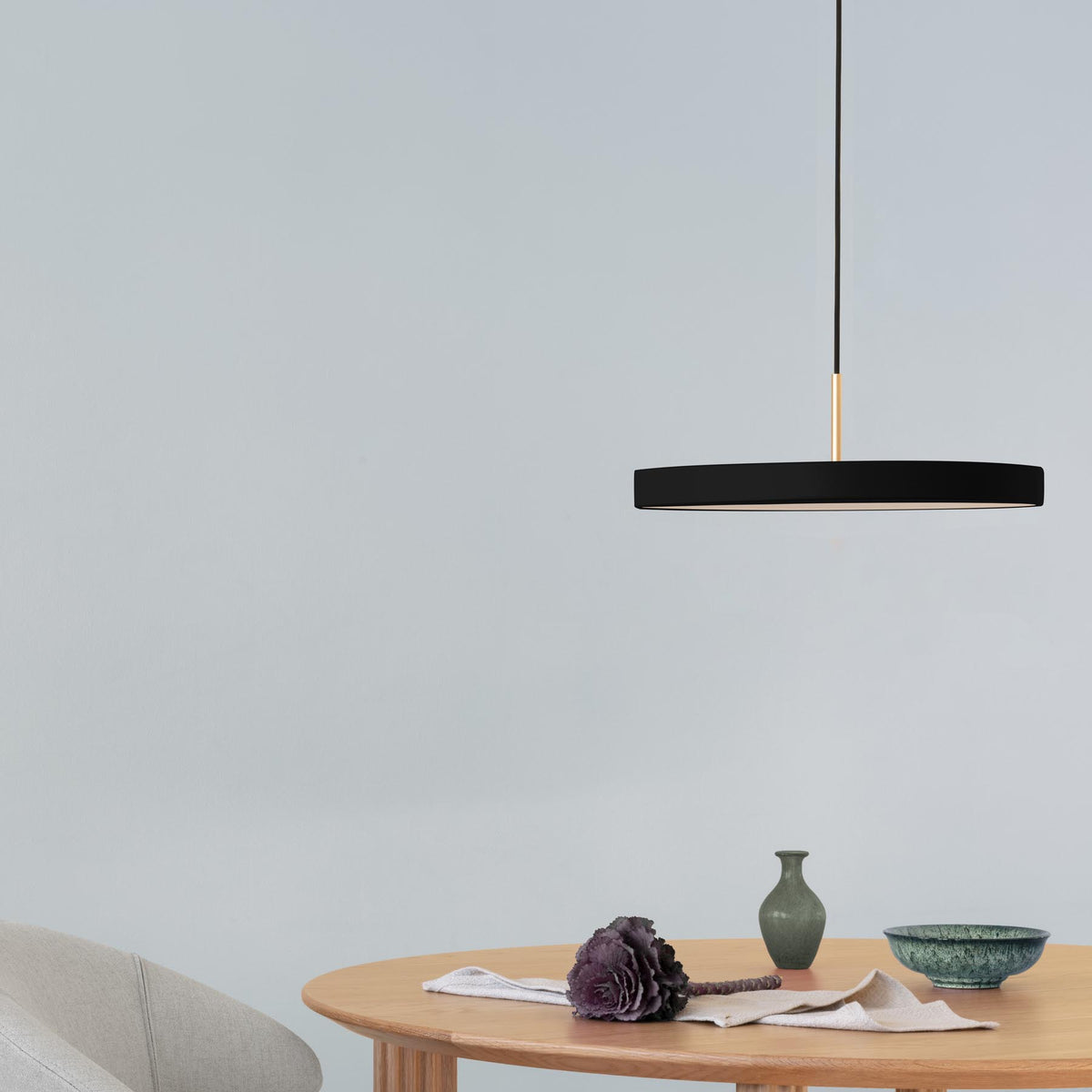 Weisse runde Pendelleuchte Asteria Medium von Umage aus Stahl, Aluminium und Acryl