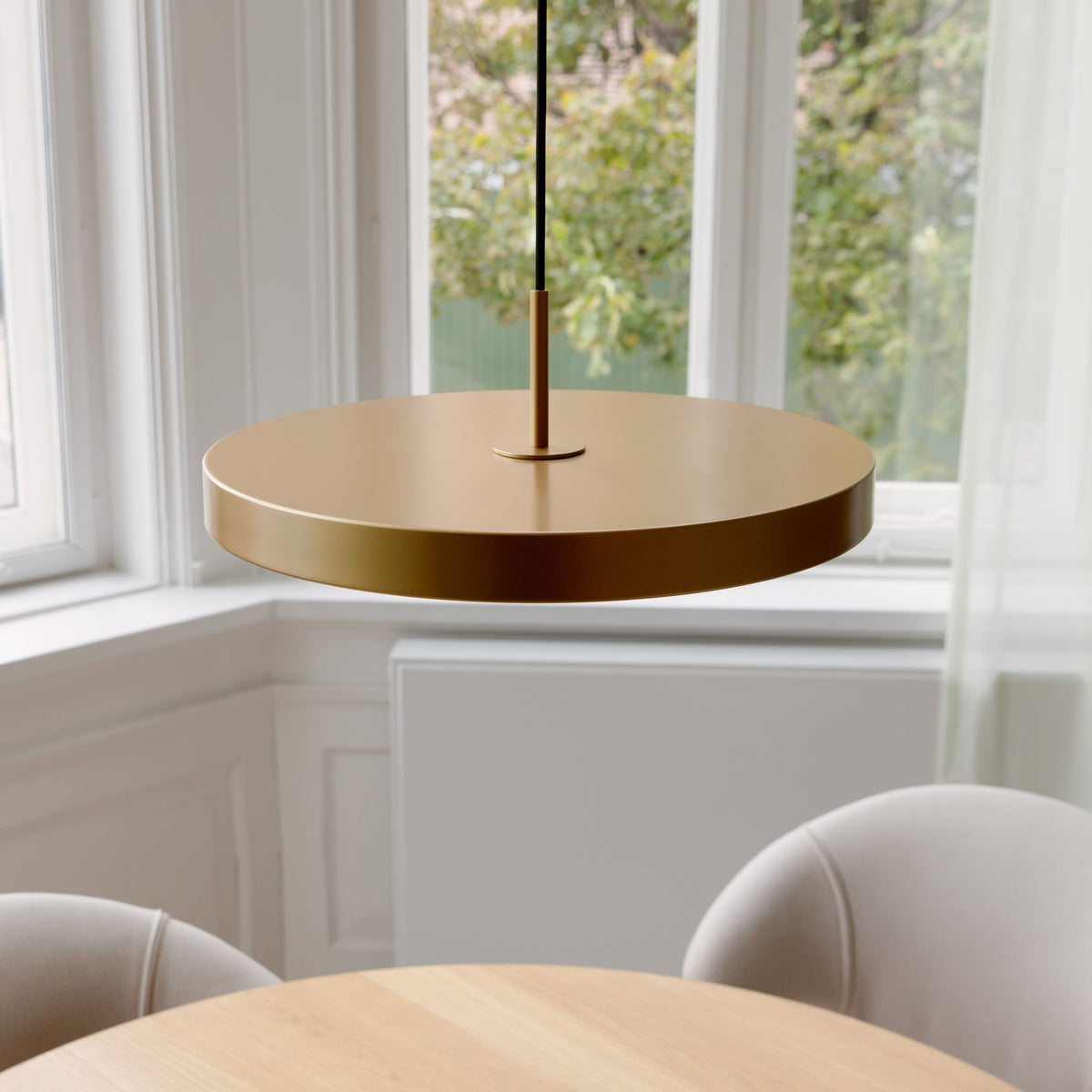 Weisse runde Pendelleuchte Asteria Medium von Umage aus Stahl, Aluminium und Acryl