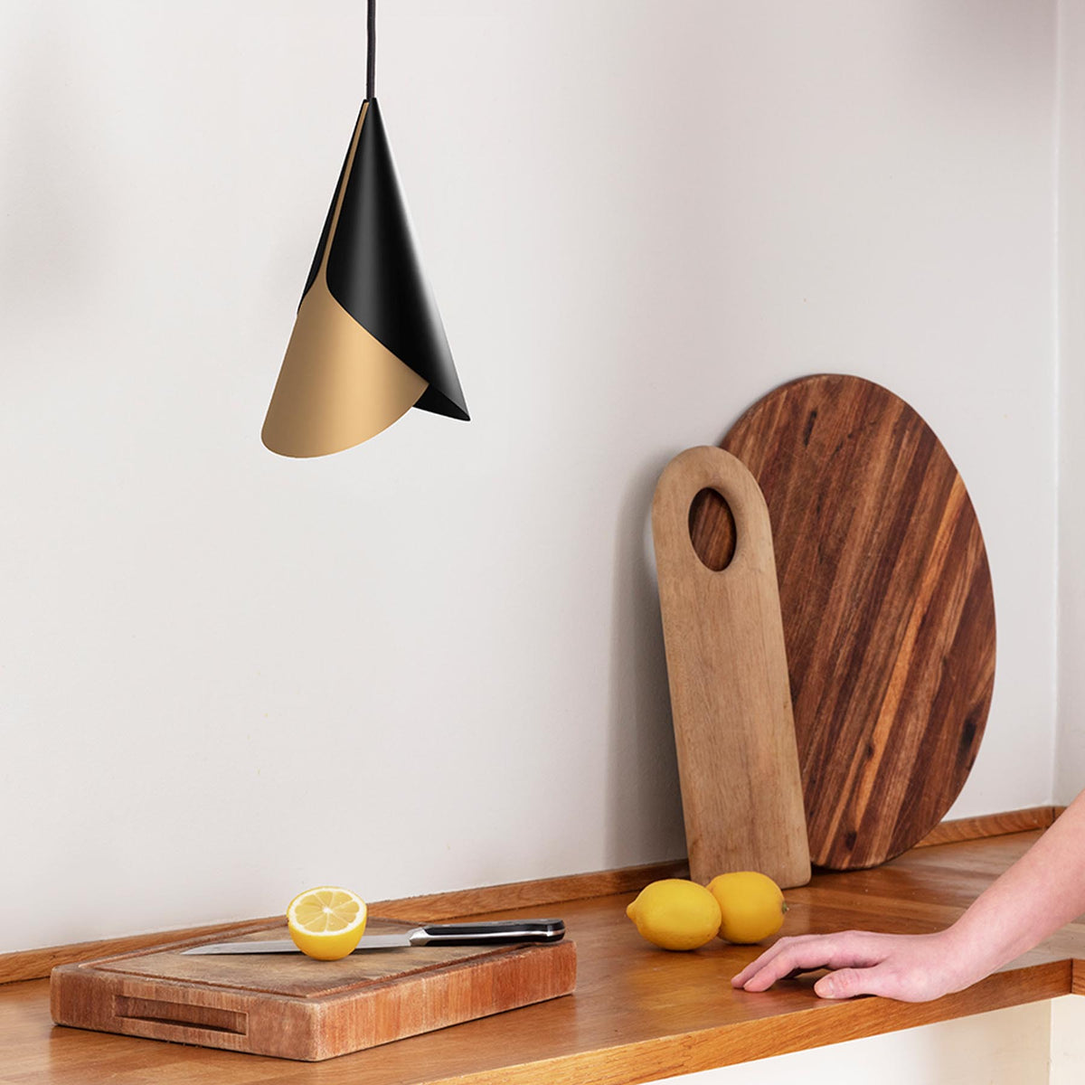 Lampenschirm Cornet von Umage aus Aluminium mit zwei gegeneinander drehbaren Kegeln