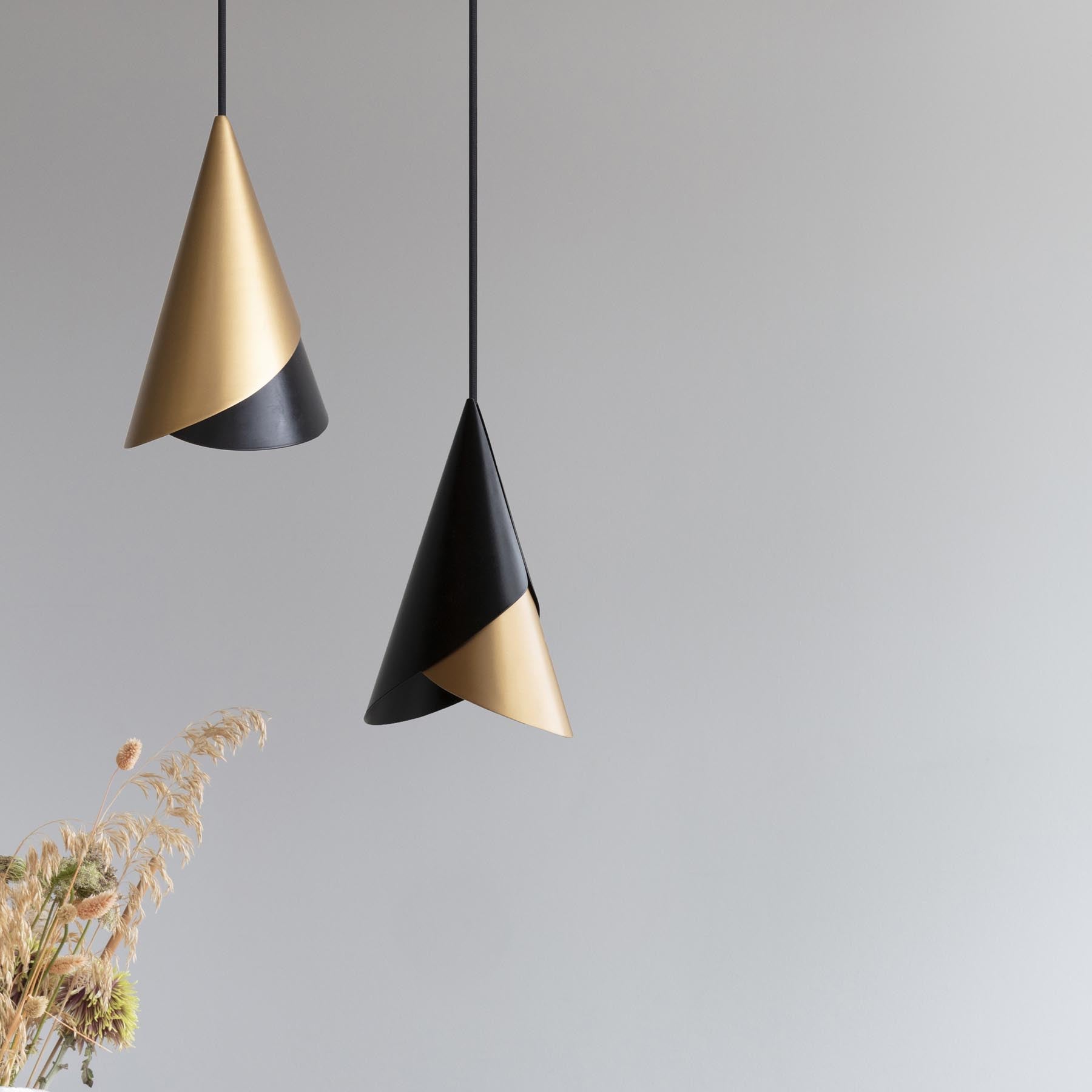 Eleganter Cornet Lampenschirm in Schwarz mit glänzenden Messingakzenten, ideal für zeitgemäße Innenräume und stimmungsvolle Beleuchtung.
