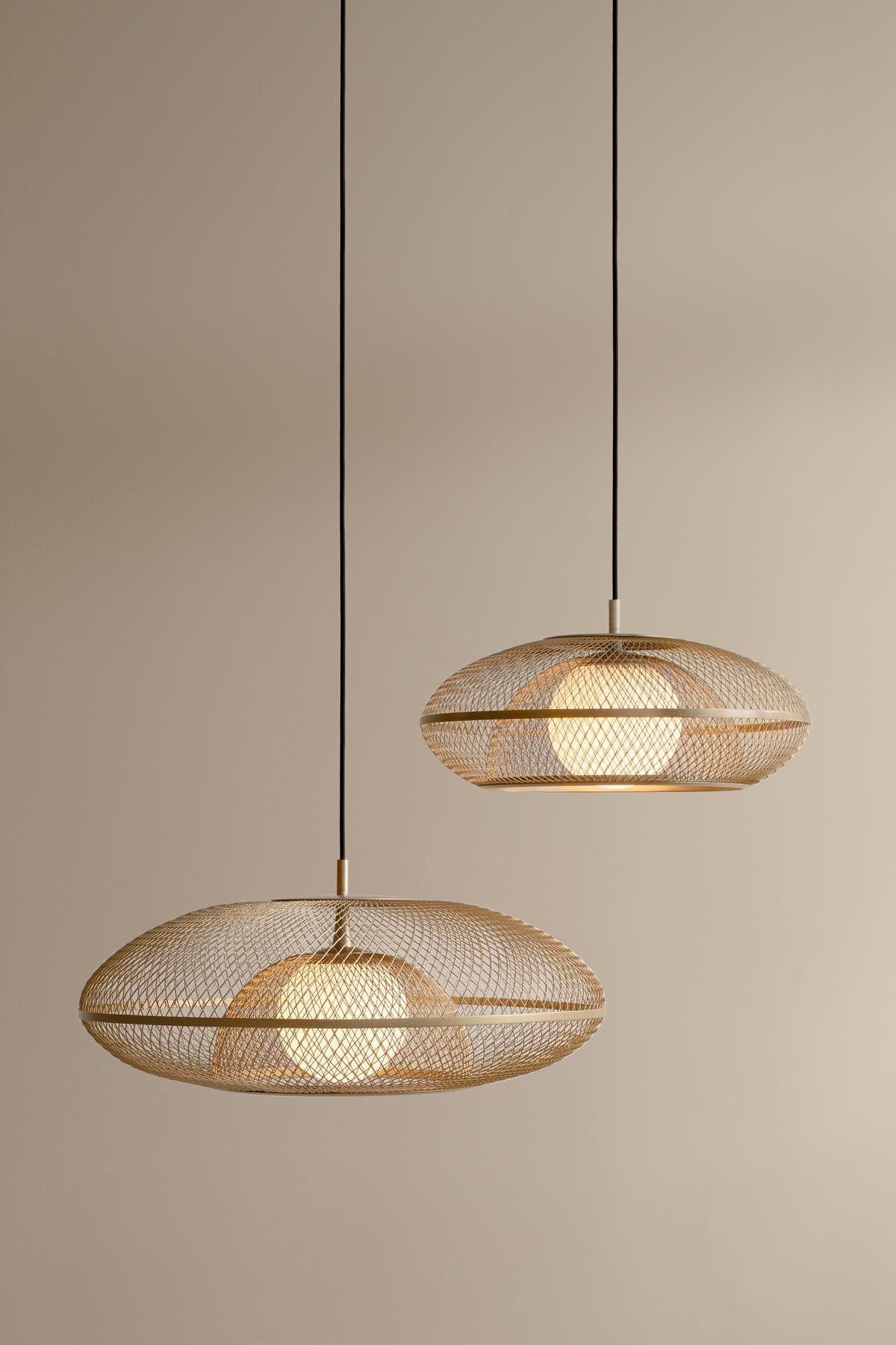 Moderner Faraday Lampenschirm von Umage aus edlem Messing, perfekt für einladende Atmosphären und geschmackvolle Beleuchtung.