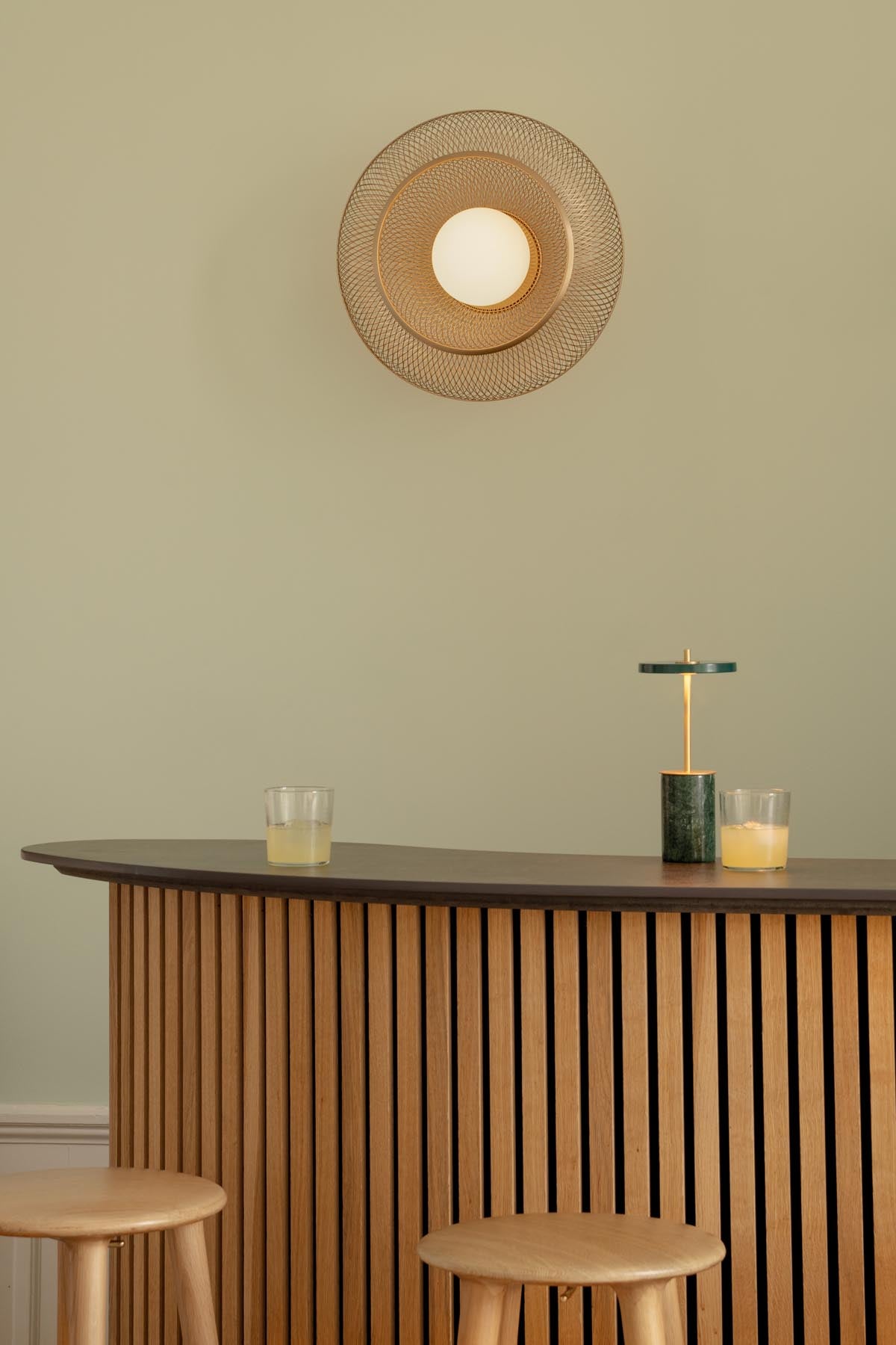 Moderne Faraday Up Wandleuchte von Umage aus edlem Messing, perfekt für stimmungsvolle Akzente und zeitgemäße Raumgestaltung.
