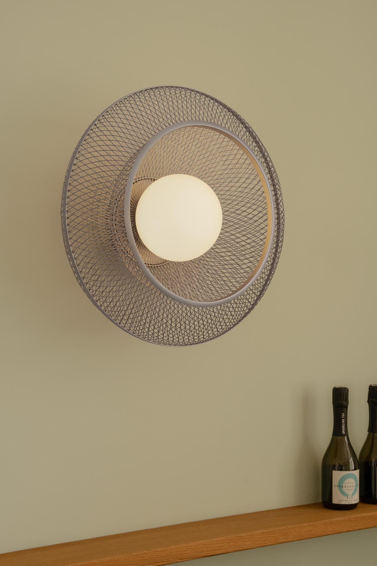Elegante Faraday Up Wandleuchte von Umage in Stahl, ideal für stilvolle Akzentbeleuchtung in modernen Wohnräumen.