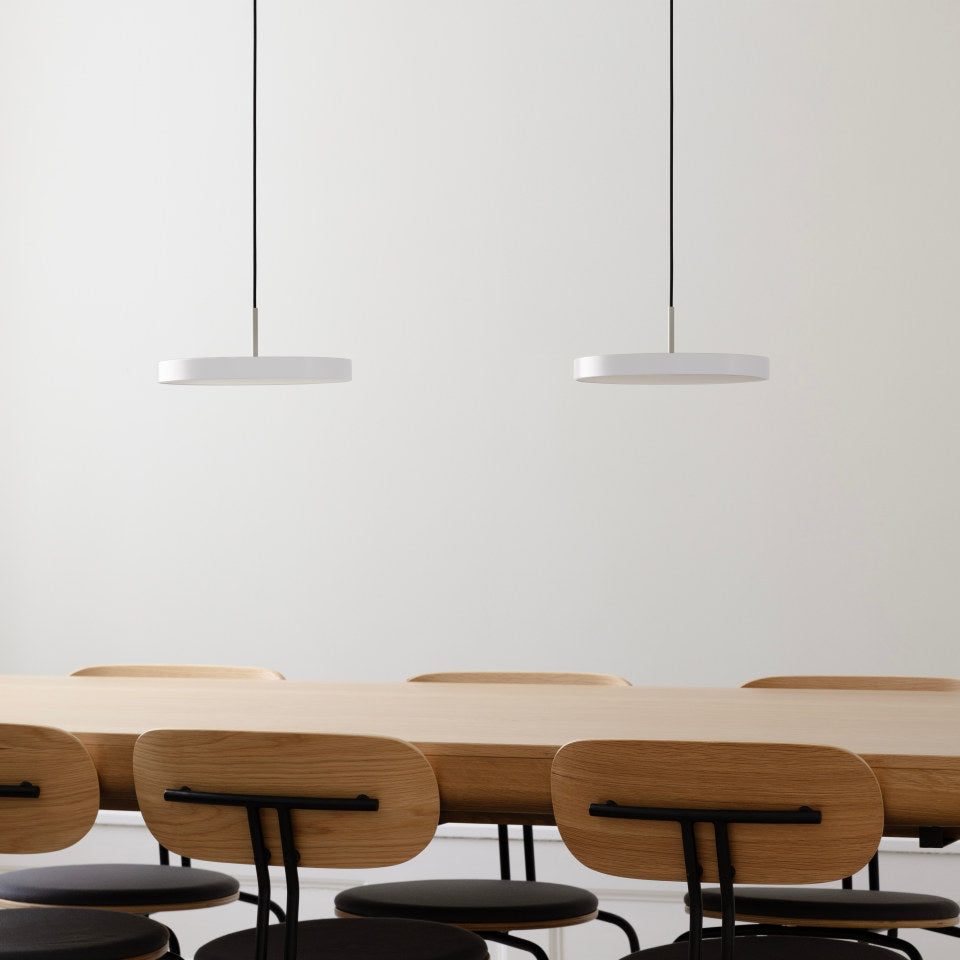 Asteria Mini Pendellampe in Pearl White präsentiert im Onlineshop von KAQTU Design AG. Pendelleuchte ist von Umage