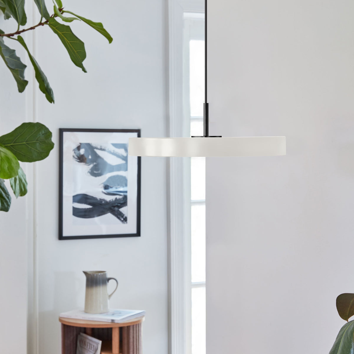 Asteria Mini Pendellampe in Pearl White präsentiert im Onlineshop von KAQTU Design AG. Pendelleuchte ist von Umage