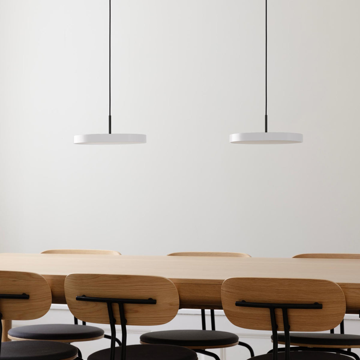 Asteria Mini Pendellampe in Pearl White präsentiert im Onlineshop von KAQTU Design AG. Pendelleuchte ist von Umage
