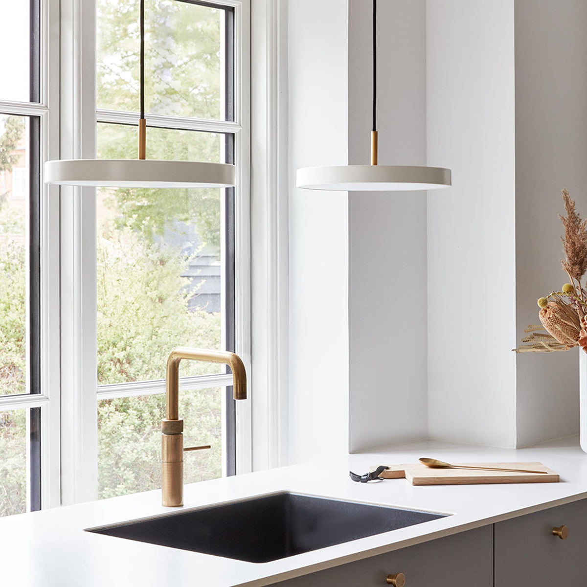 Asteria Mini Pendellampe in Pearl White präsentiert im Onlineshop von KAQTU Design AG. Pendelleuchte ist von Umage