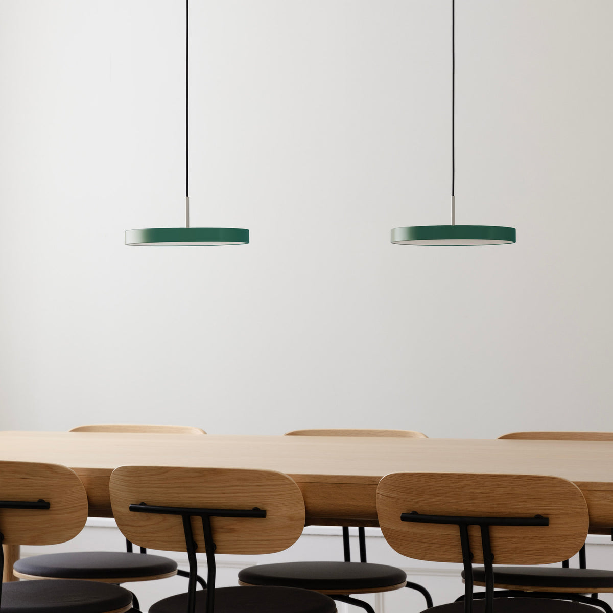 Asteria Mini Pendellampe in Forest Green präsentiert im Onlineshop von KAQTU Design AG. Pendelleuchte ist von Umage