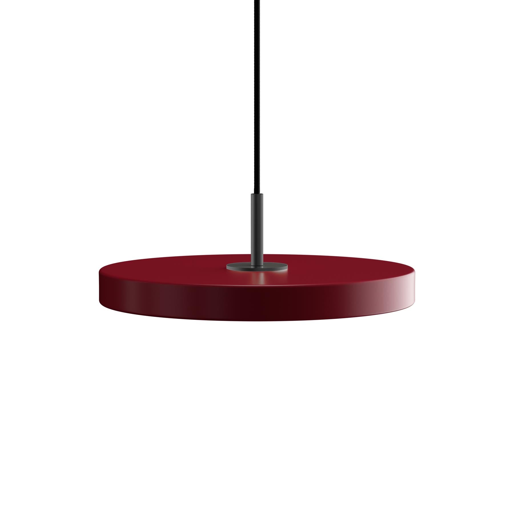 Asteria Medium Pendellampe in Ruby Red präsentiert im Onlineshop von KAQTU Design AG. Pendelleuchte ist von Umage