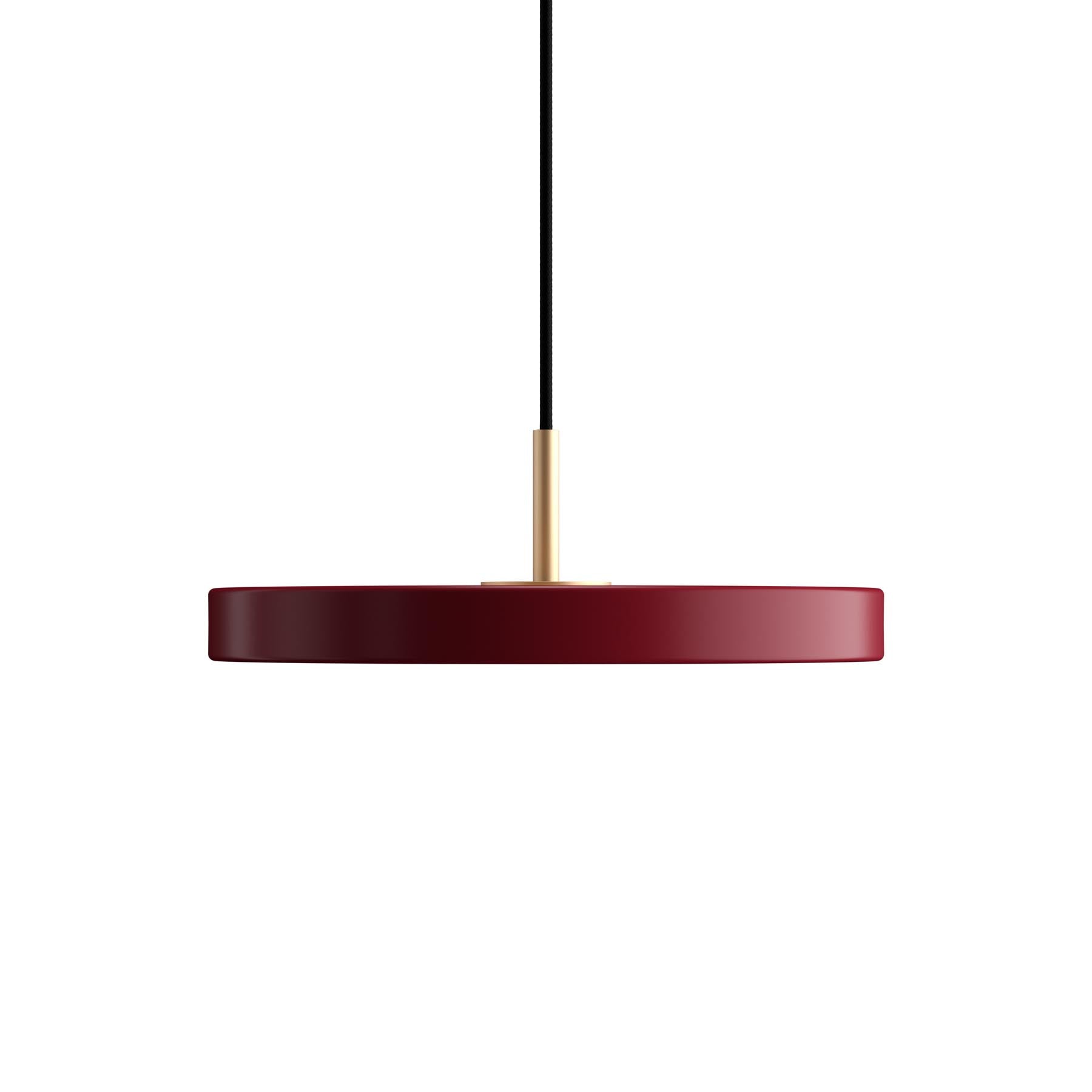 Asteria Medium Pendellampe in Ruby Red präsentiert im Onlineshop von KAQTU Design AG. Pendelleuchte ist von Umage