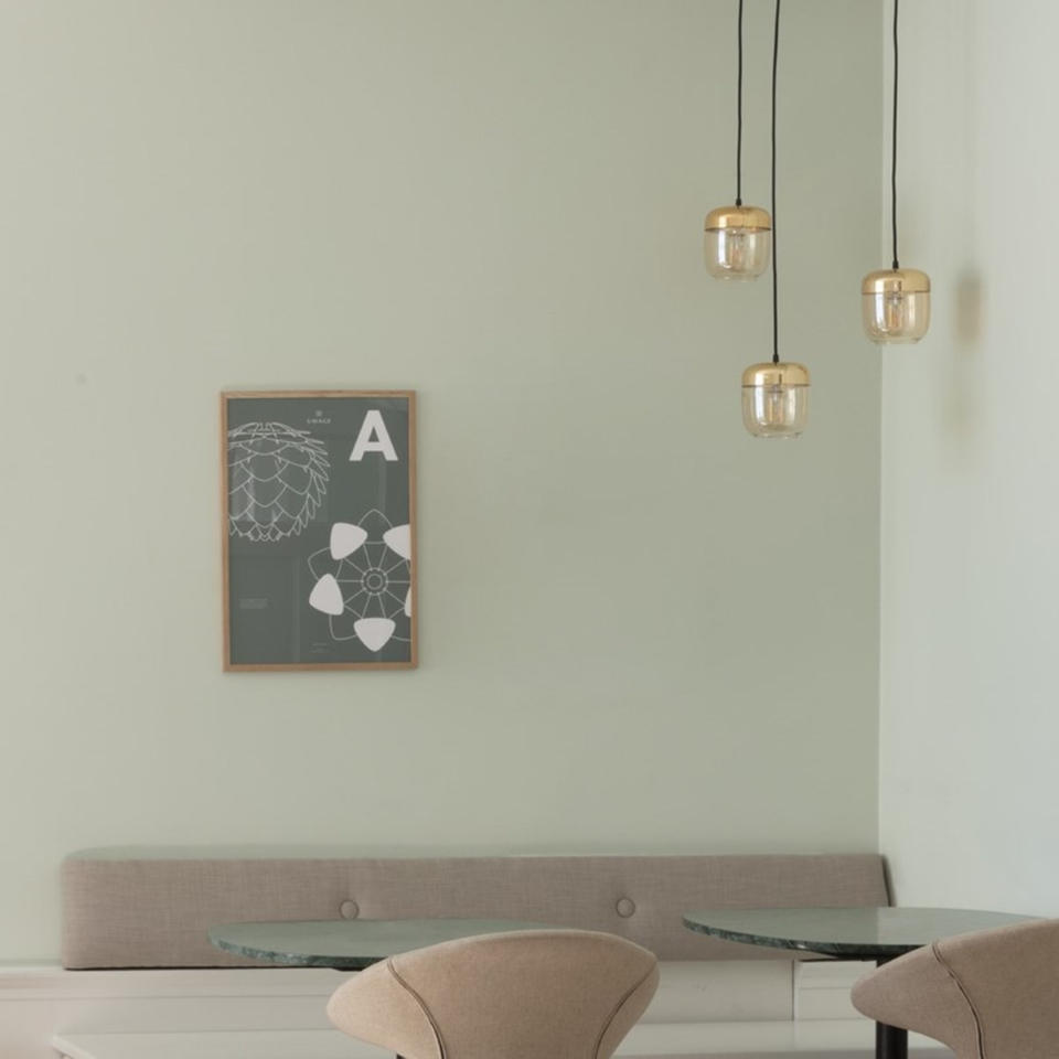 Eleganter Acorn Lampenschirm in warmem Amber Brass, ideal für stimmungsvolle Beleuchtung und zeitgemäße Inneneinrichtung.