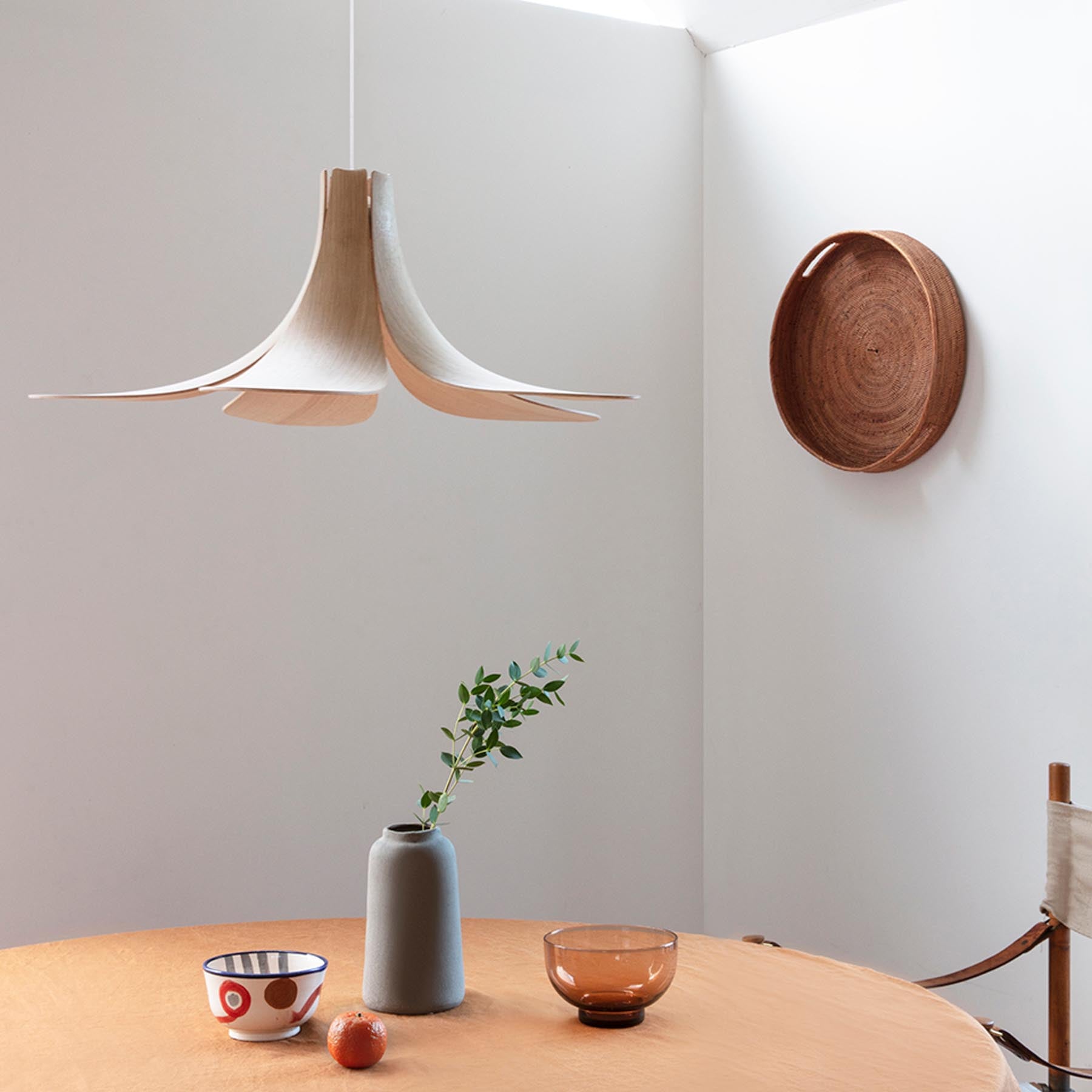 Eleganter Jazz Lampenschirm von Umage in Eichenholz-Optik, ideal für stilvolle Beleuchtung und moderne Wohnräume.