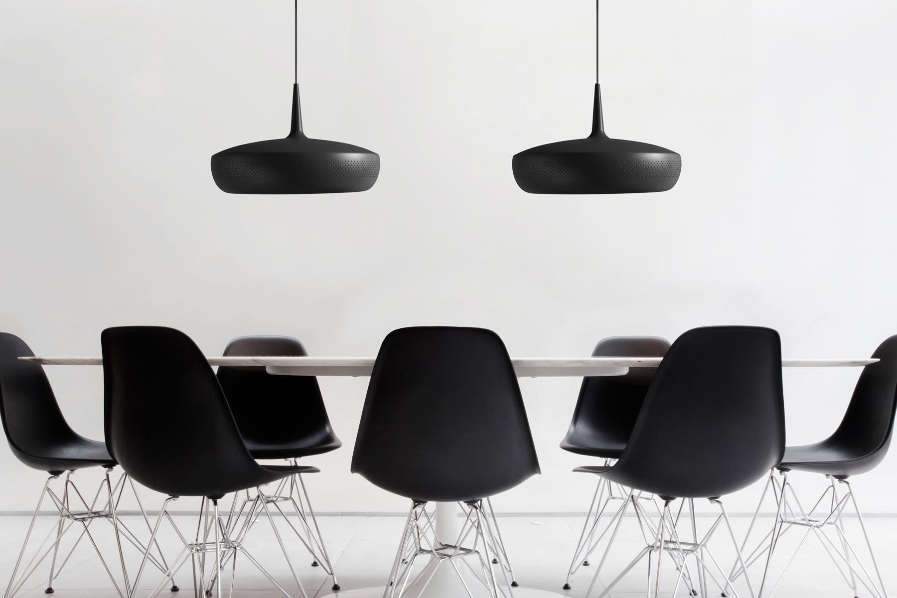 Schwarzer Clava Dine Lampenschirm von Umage, perfekt für eine moderne Pendelleuchte und stilvolle Akzente in jedem Raum.