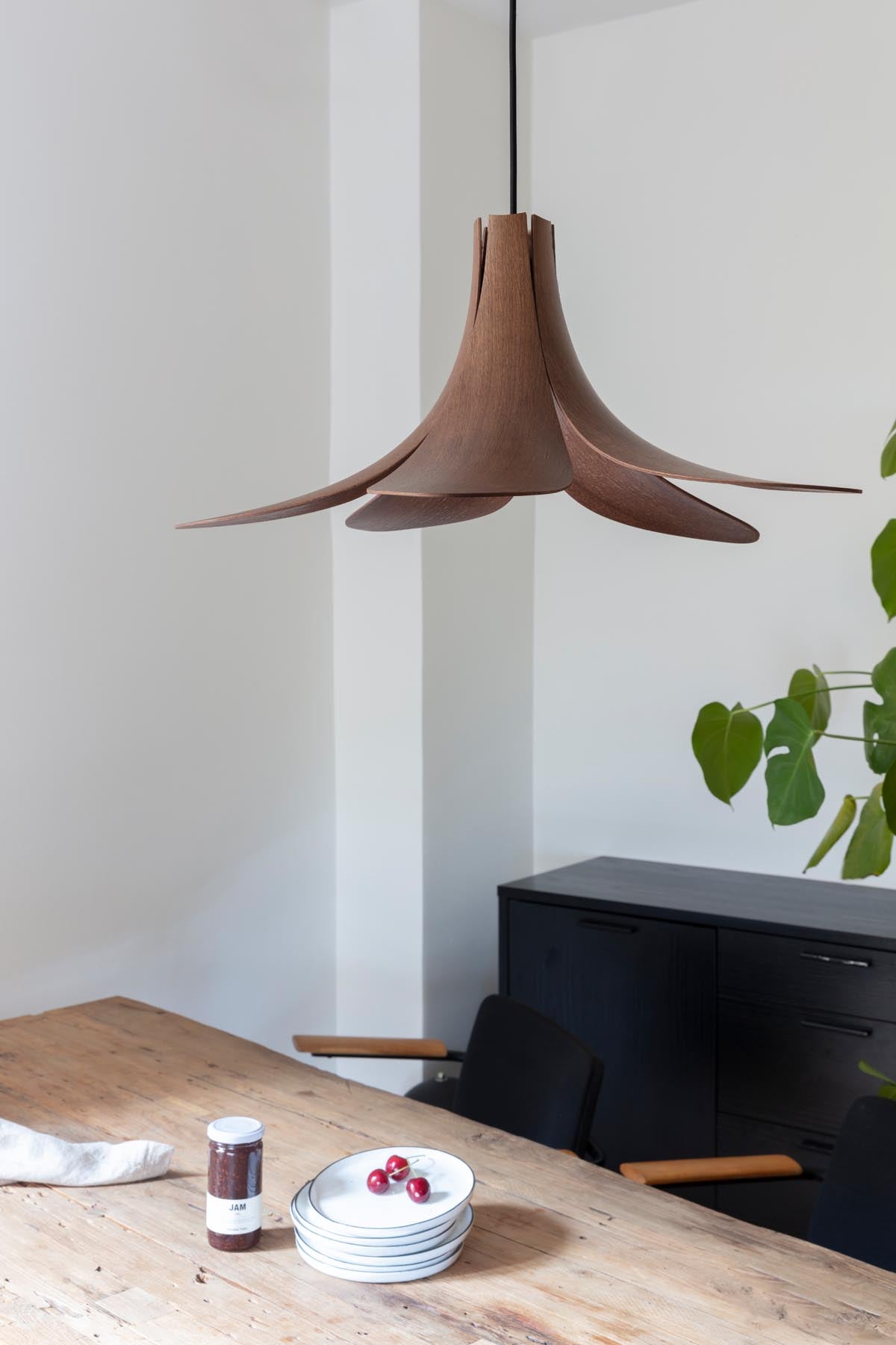 Stilvoller Lampenschirm im Jazz-Design aus dunkler Eiche, perfekt für eine gemütliche Atmosphäre in jedem modernen Zuhause.