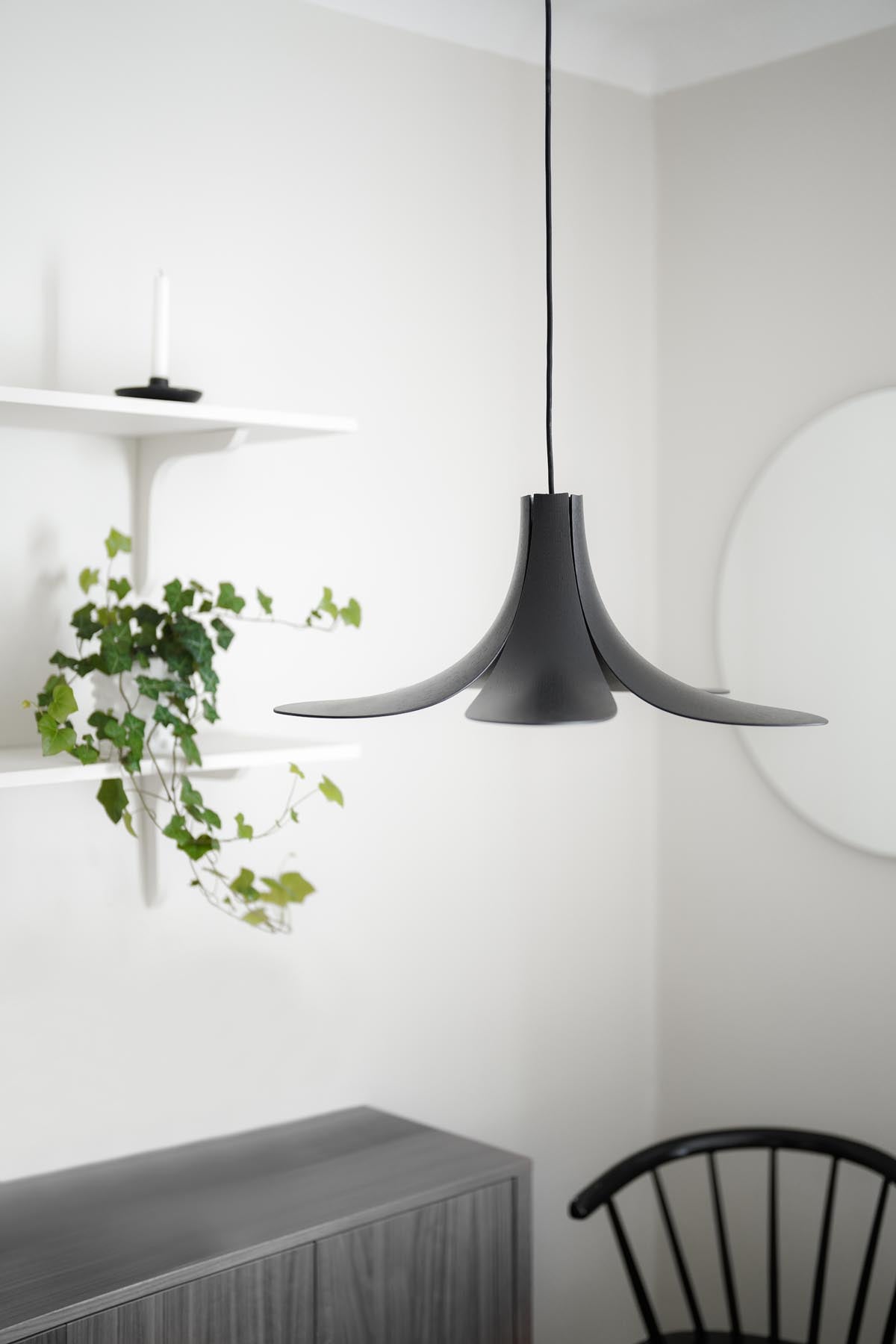 Schwarzer Jazz Lampenschirm von Umage, der mit seinem eleganten Design eine stilvolle Atmosphäre in jedem Raum schafft.
