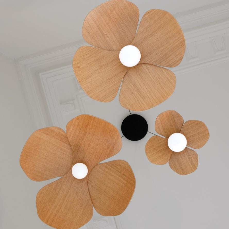 Stilvoller Forget Me Not Lampenschirm von Umage, der mit seinem blumigen Muster eine gemütliche und einladende Stimmung schafft.
