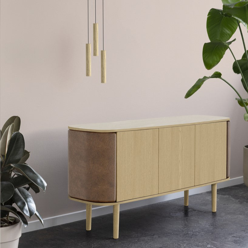 Moderne Pendelleuchte mit drei Chimes Lampenschirmen von Umage, perfekt für einladende Lichtakzente und ein harmonisches Wohnambiente.