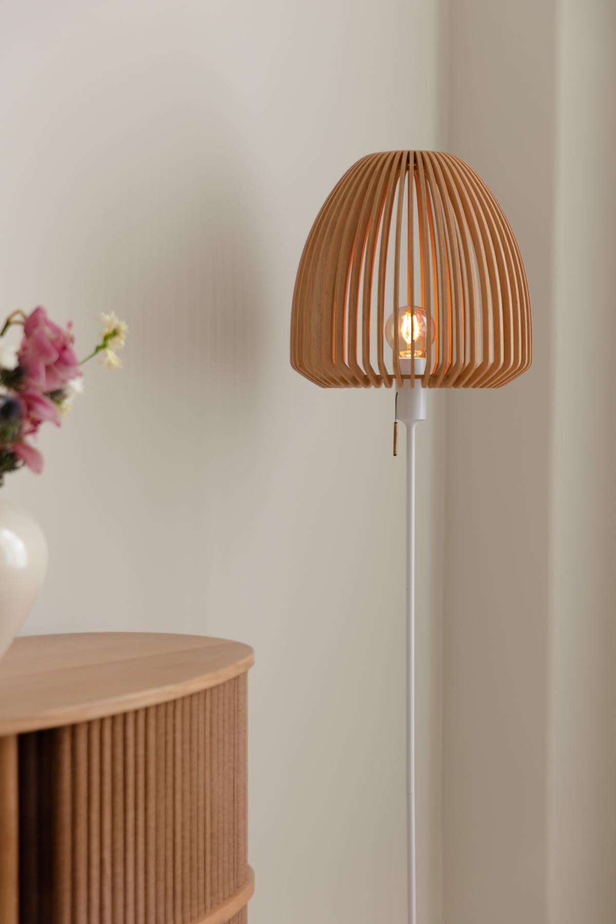 Clava Wood Lampenschirm in Oak präsentiert im Onlineshop von KAQTU Design AG. Pendelleuchte ist von Umage