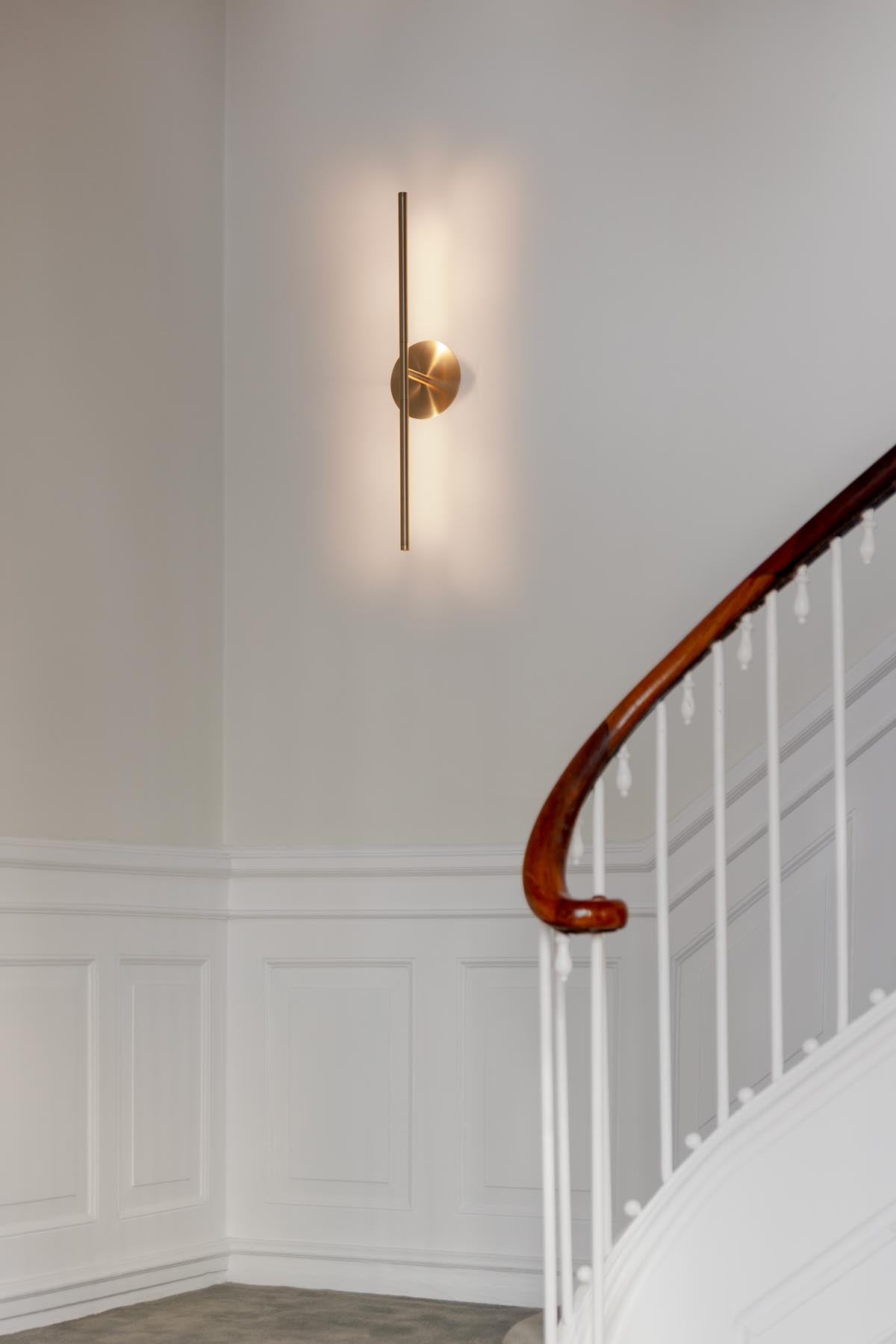 Elegante Omni Wall Wandleuchte von Umage in gebürstetem Messing, ideal für stilvolle Akzente und gemütliche Atmosphäre in jedem Raum.