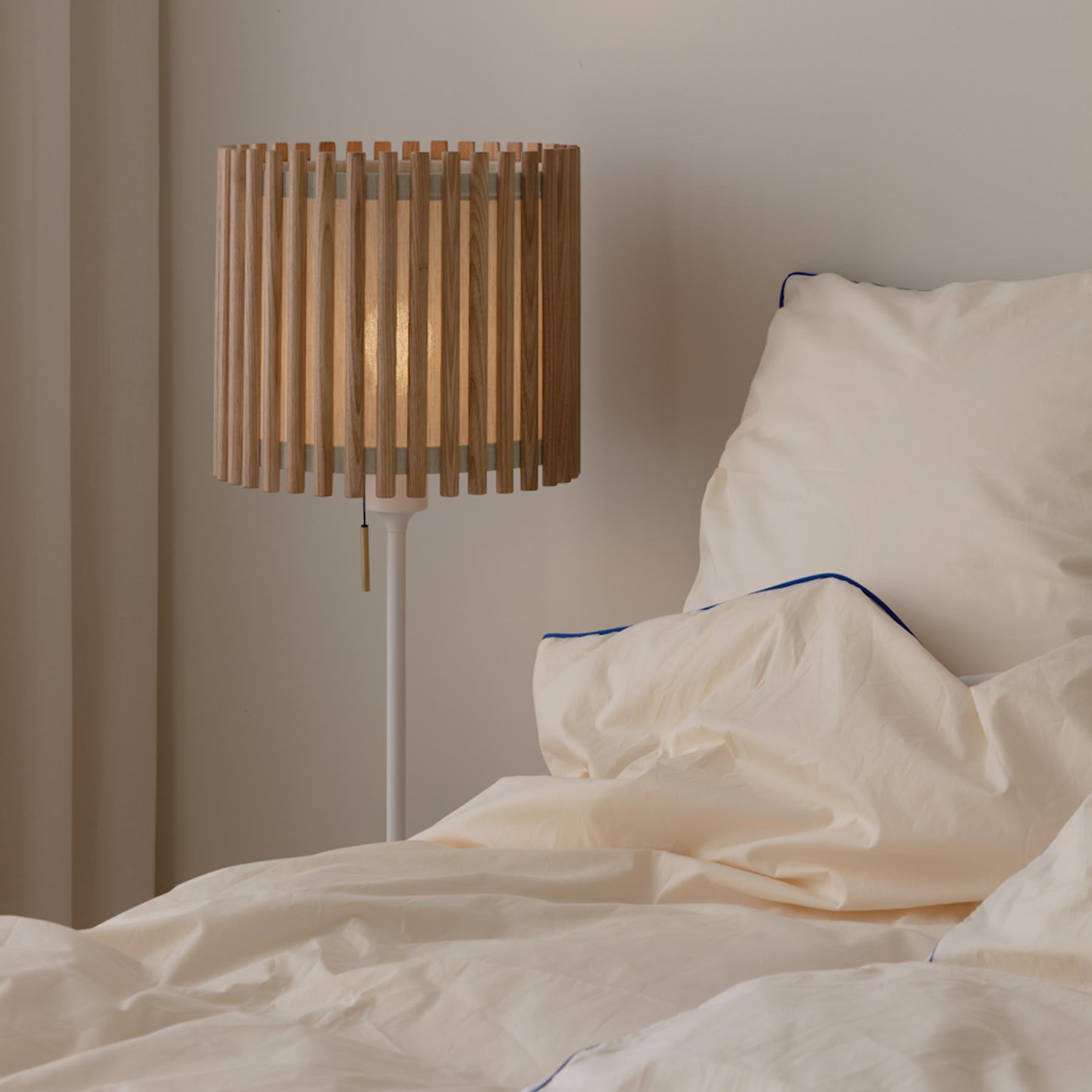 Stilvoller Lampenschirm aus Eichenholz für Pendelleuchten, der mit seinem modernen Design und sanften Lichtakzenten eine einladende Atmosphäre erzeugt.