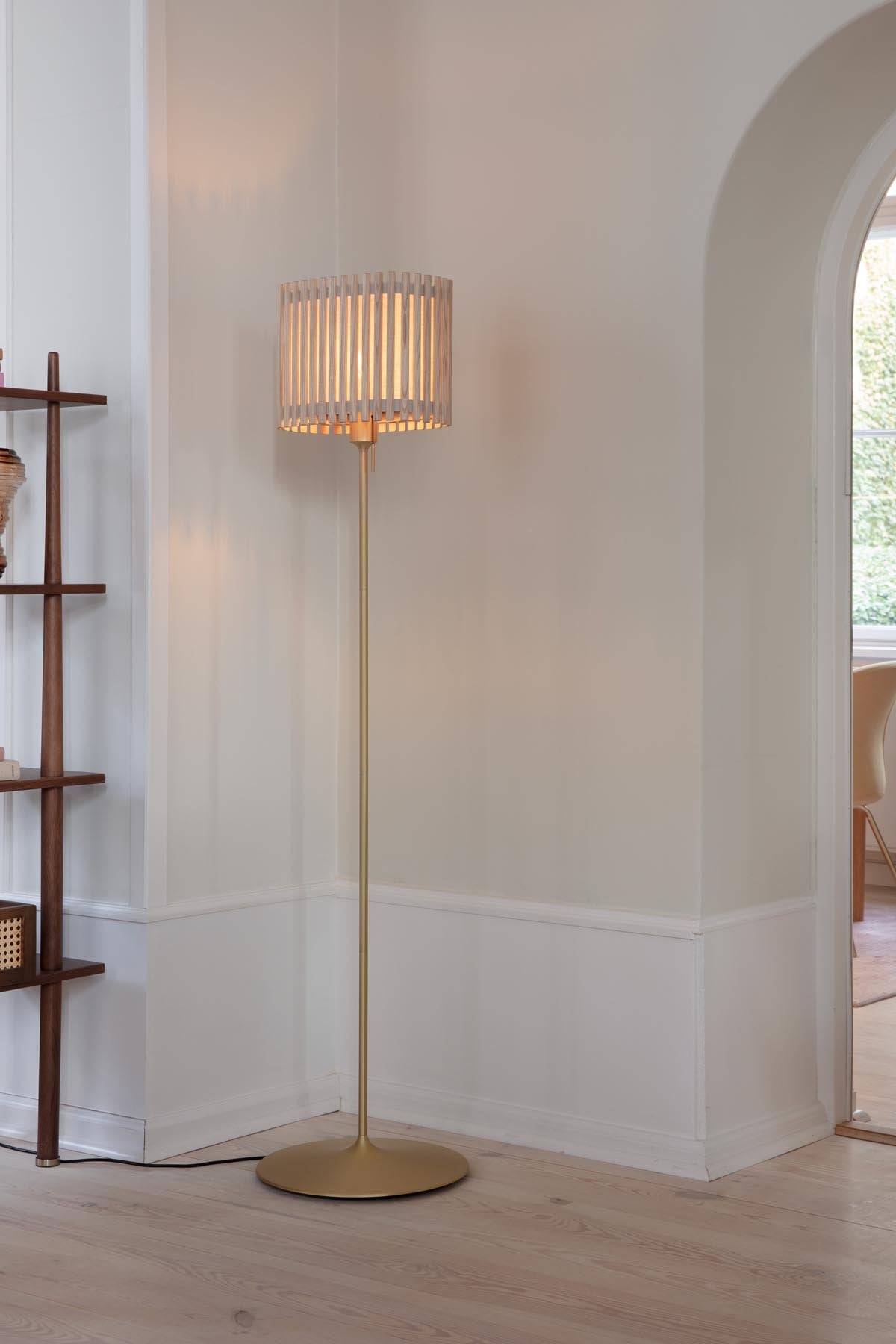 Stilvoller rechteckiger Lampenschirm Komorebi von Umage, aus edlem Eichenholz, perfekt für moderne Pendelleuchten und gemütliche Lichtakzente.