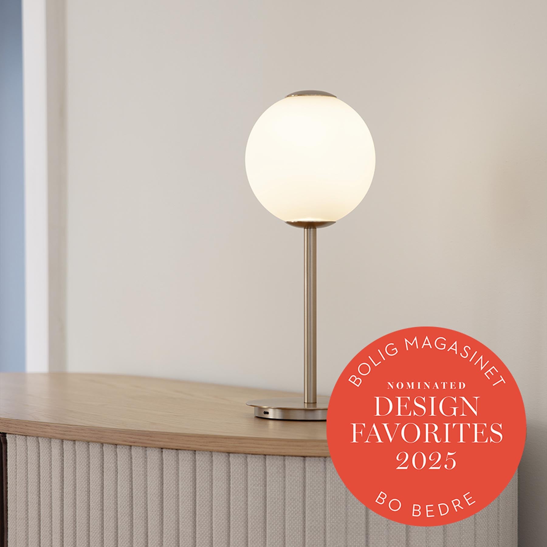 Elegante Audrey Tischlampe von Umage in edlem Messing, ideal für stimmungsvolle Beleuchtung in jedem Raum.