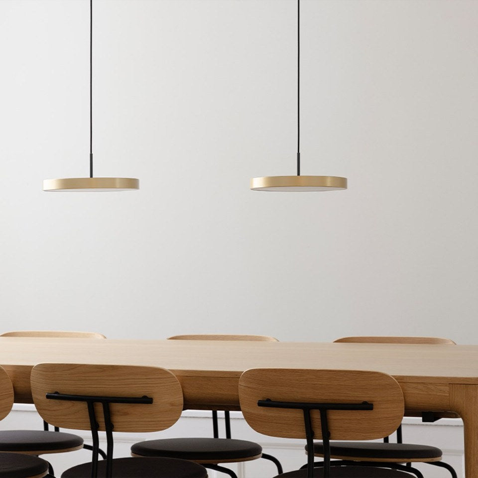 Asteria Plus Mini Pendellampe in Brass präsentiert im Onlineshop von KAQTU Design AG. Pendelleuchte ist von Umage