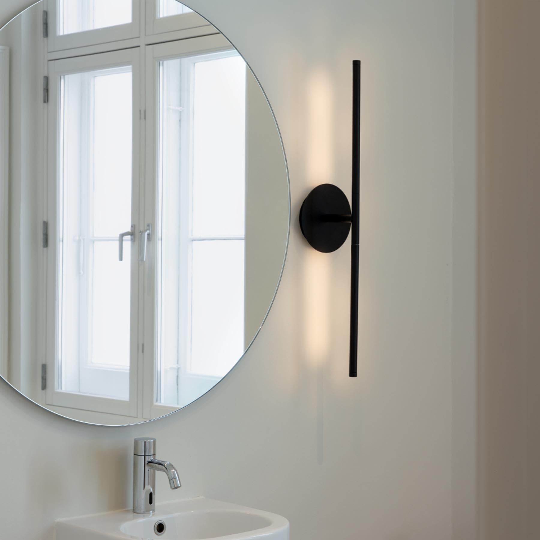 Elegante Omni Wall Wandleuchte von Umage in Schwarz, perfekt für stimmungsvolle Lichtakzente und modernes Raumdesign.