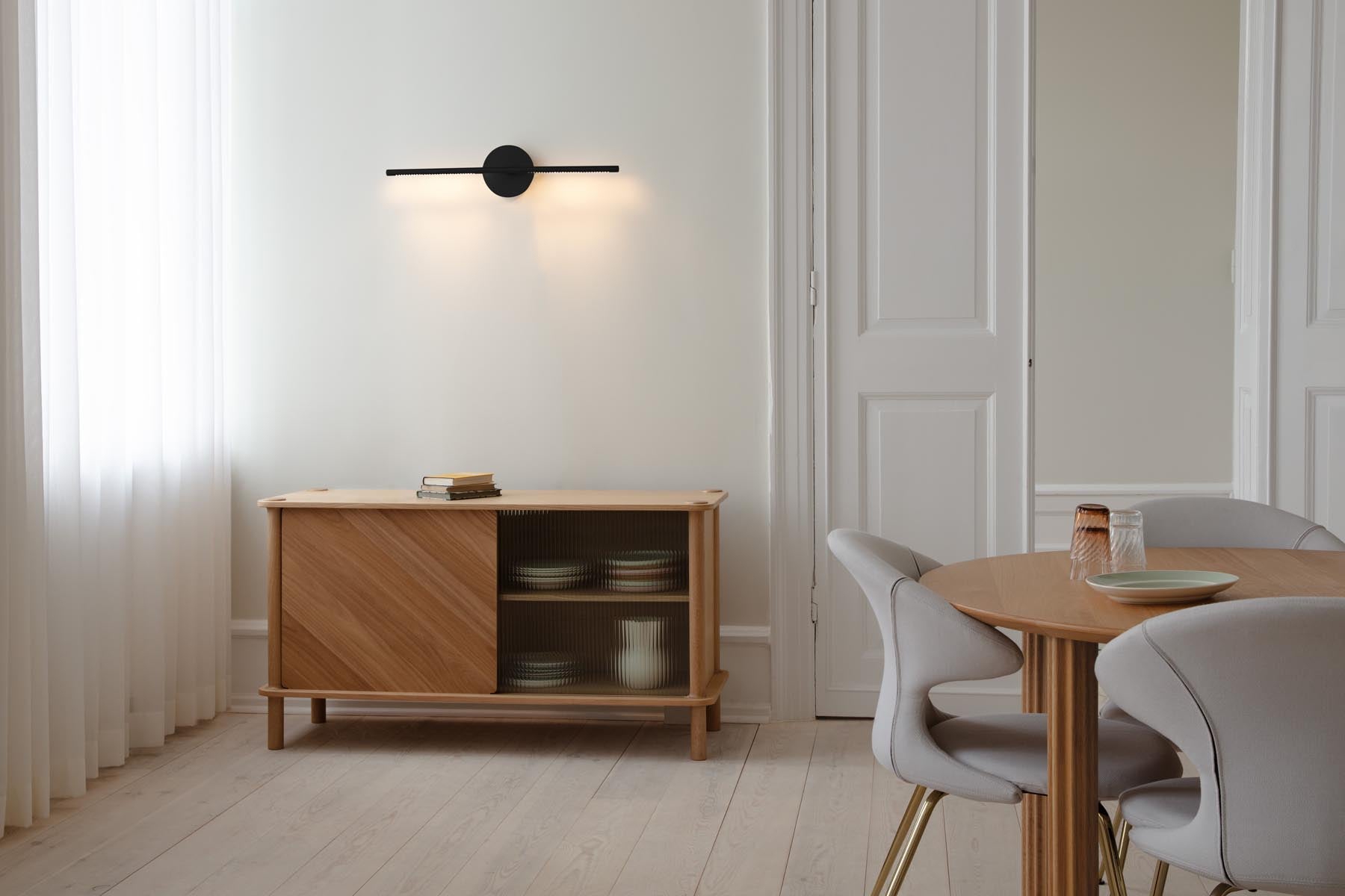 Elegante Omni Wall Wandleuchte von Umage in Schwarz, perfekt für stimmungsvolle Akzentbeleuchtung und modernes Wohndesign.