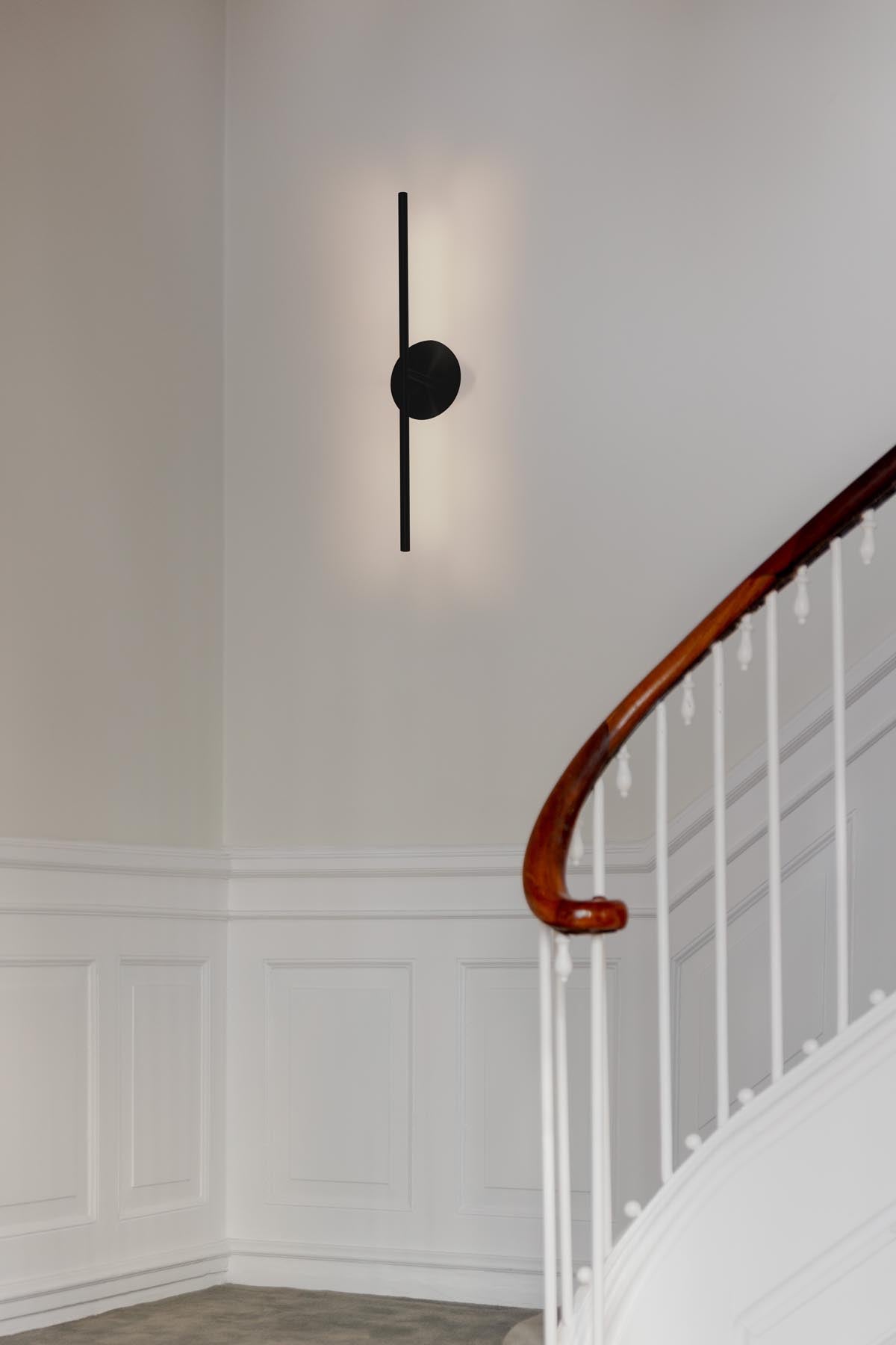 Moderne Omni Wall Wandleuchte von Umage in stilvollem Schwarz, ideal für kreative Lichtakzente und zeitgemäße Inneneinrichtung.