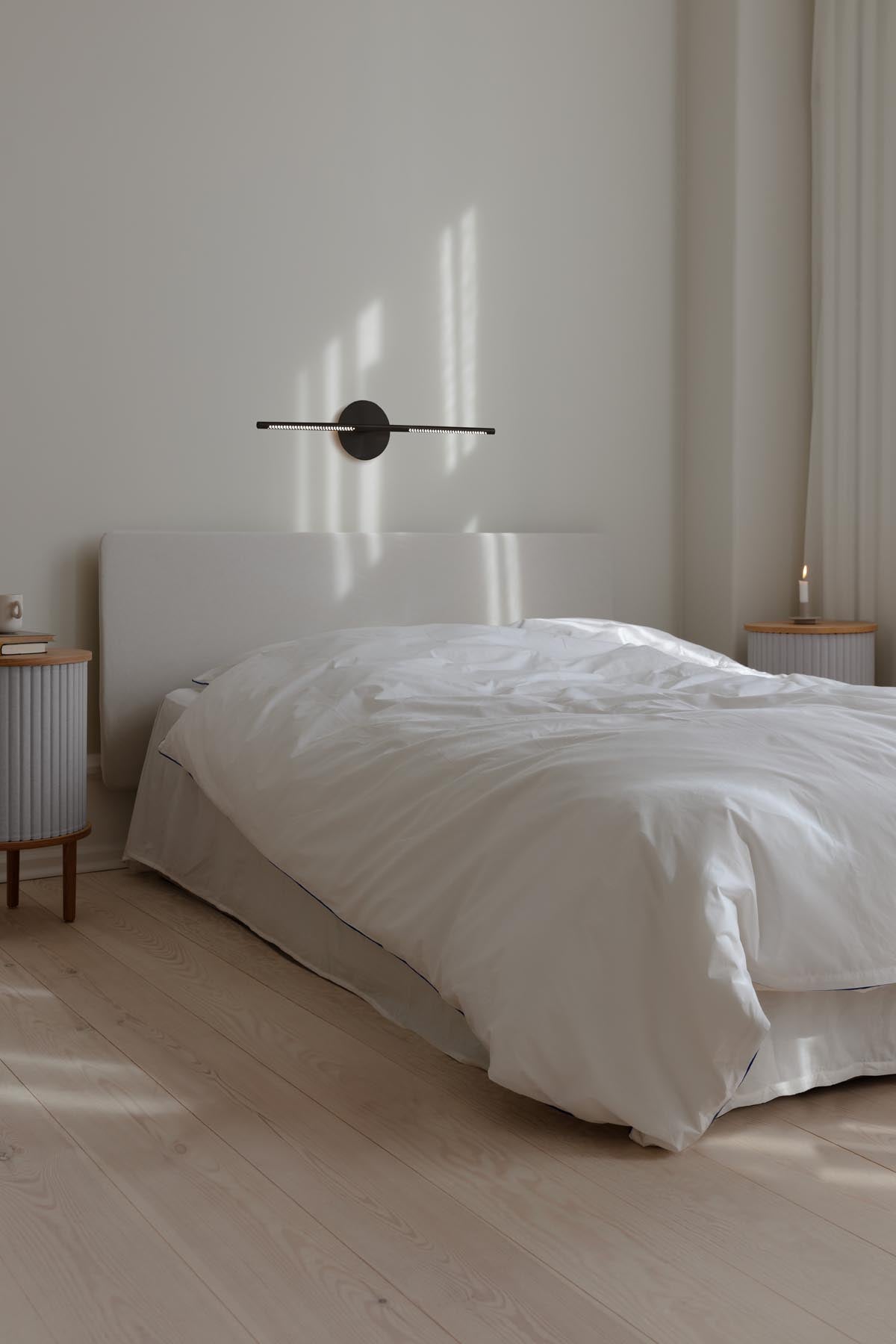Elegante Omni Wall Wandleuchte von Umage in Schwarz, perfekt für stimmungsvolle Beleuchtung und modernes Wohnambiente.