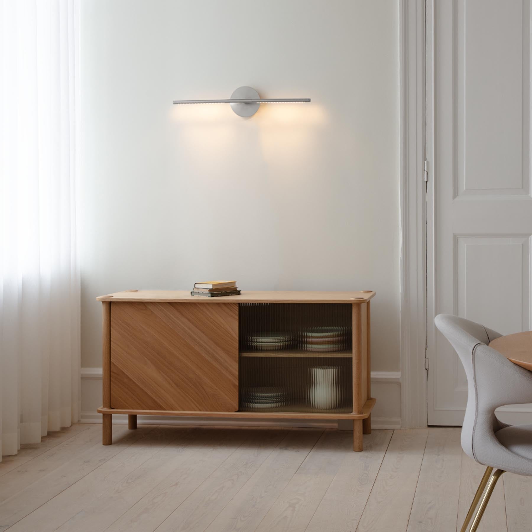 Moderne Omni Wall Wandleuchte von Umage in elegantem Stahl-Design, ideal für stilvolle Innenräume und stimmungsvolle Beleuchtung.