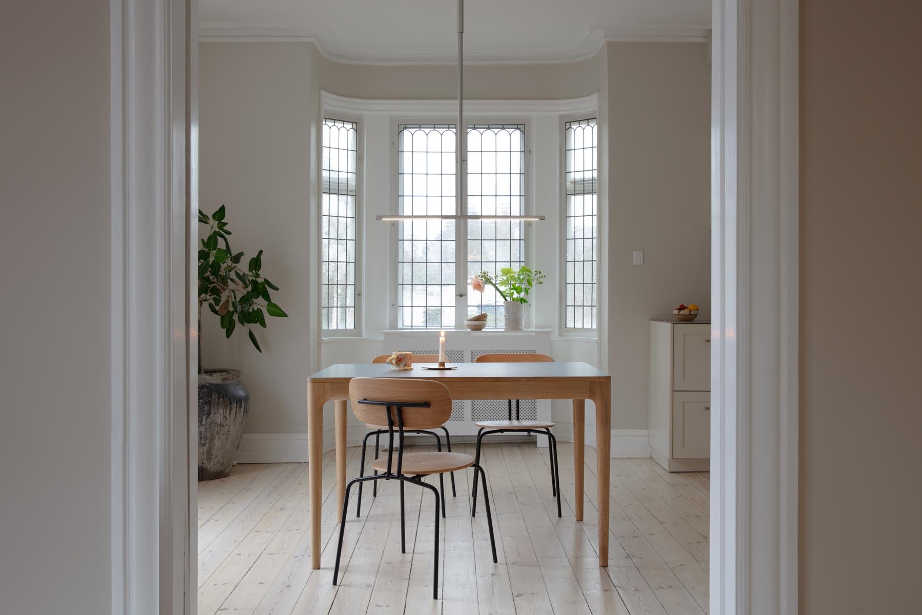 Elegante Omni Deckenleuchte von Umage in Stahl, ideal für stilvolle Innenräume und stimmungsvolle Beleuchtung.