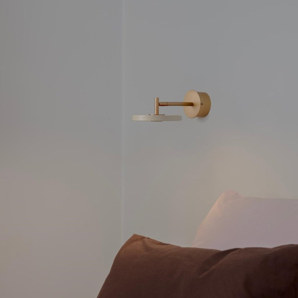 Asteria Wandleuchte short Hardwired in Pearl White präsentiert im Onlineshop von KAQTU Design AG. Wandleuchte ist von Umage