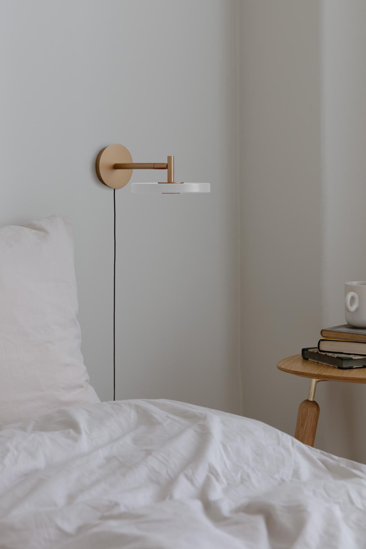 Asteria Wandleuchte short mit Kabel in Pearl White präsentiert im Onlineshop von KAQTU Design AG. Wandleuchte ist von Umage