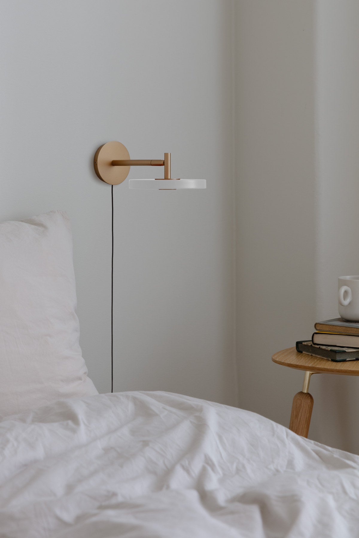 Asteria Wandleuchte short mit Kabel in Pearl White präsentiert im Onlineshop von KAQTU Design AG. Wandleuchte ist von Umage