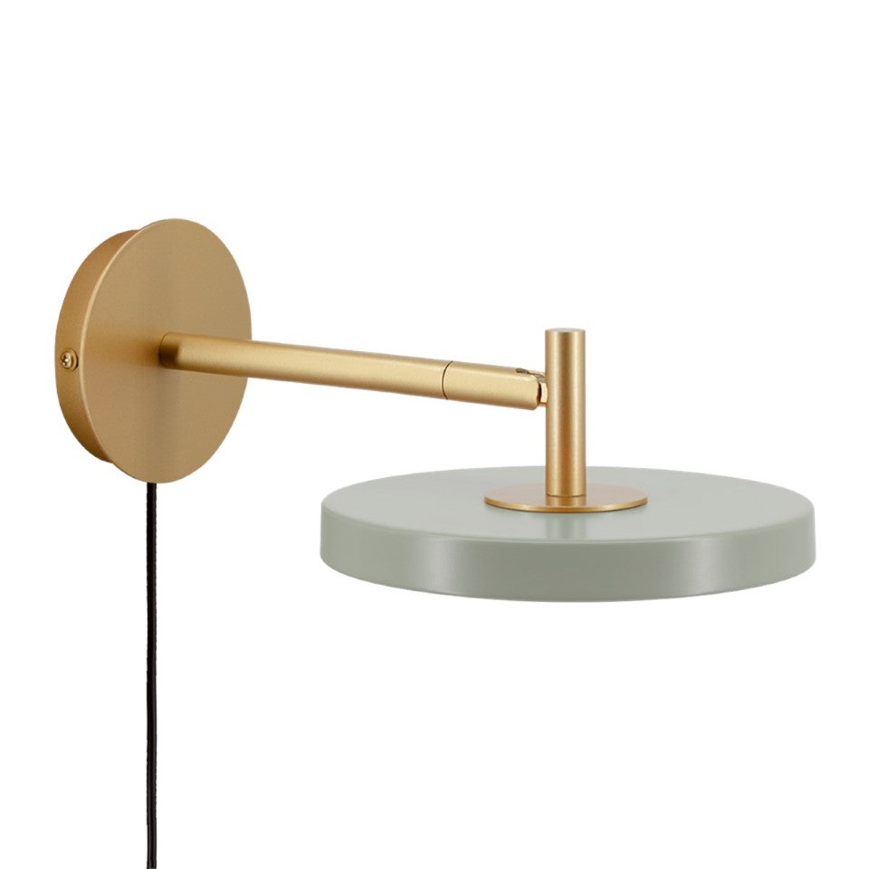 Asteria Wandleuchte short mit Kabel in Nuance Olive präsentiert im Onlineshop von KAQTU Design AG. Wandleuchte ist von Umage