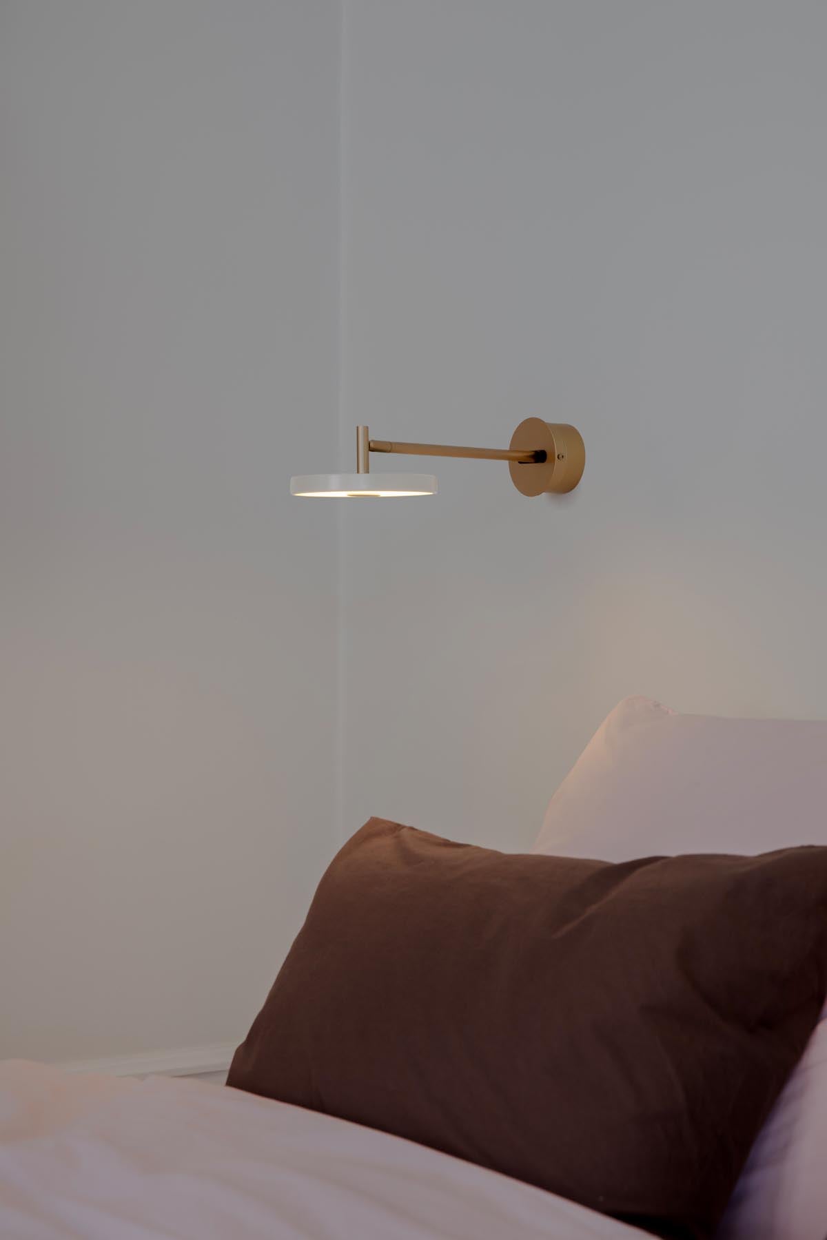 Moderne Asteria Wandleuchte long Hardwired in edlem Schwarz, perfekt für eine stilvolle Raumgestaltung und stimmungsvolle Beleuchtung.