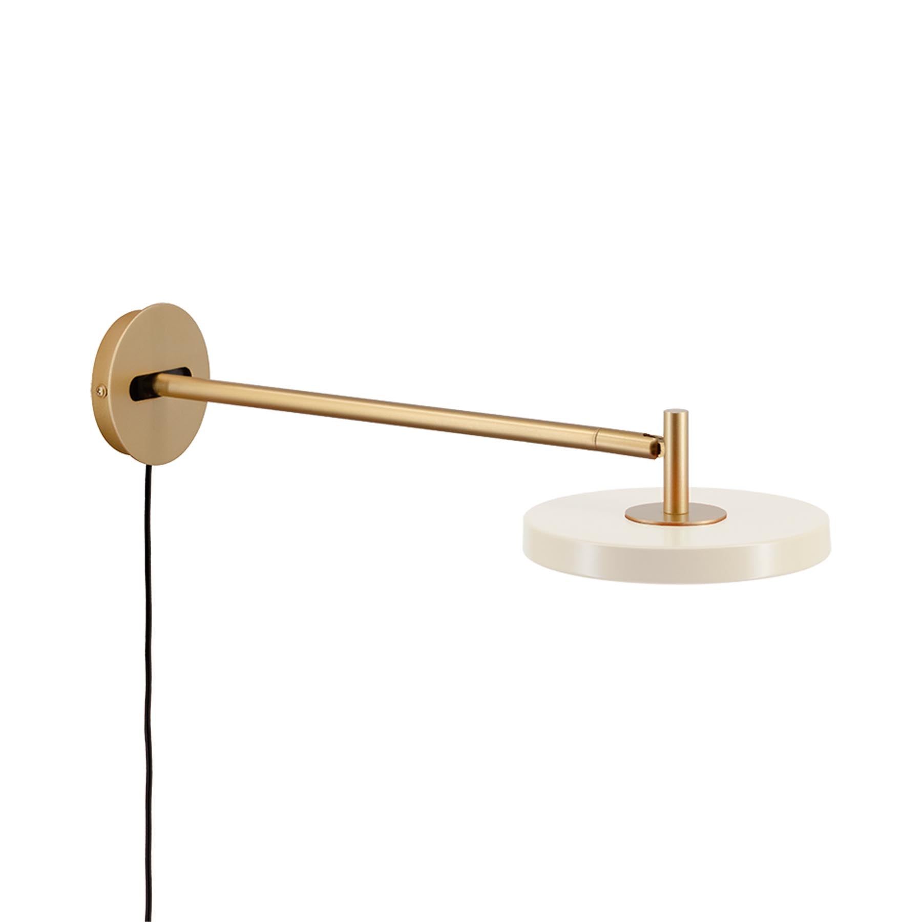 Elegante Asteria Wandleuchte long mit Kabel in zartem Pearl White, ideal für stimmungsvolle Lichtakzente in jedem Raum.
