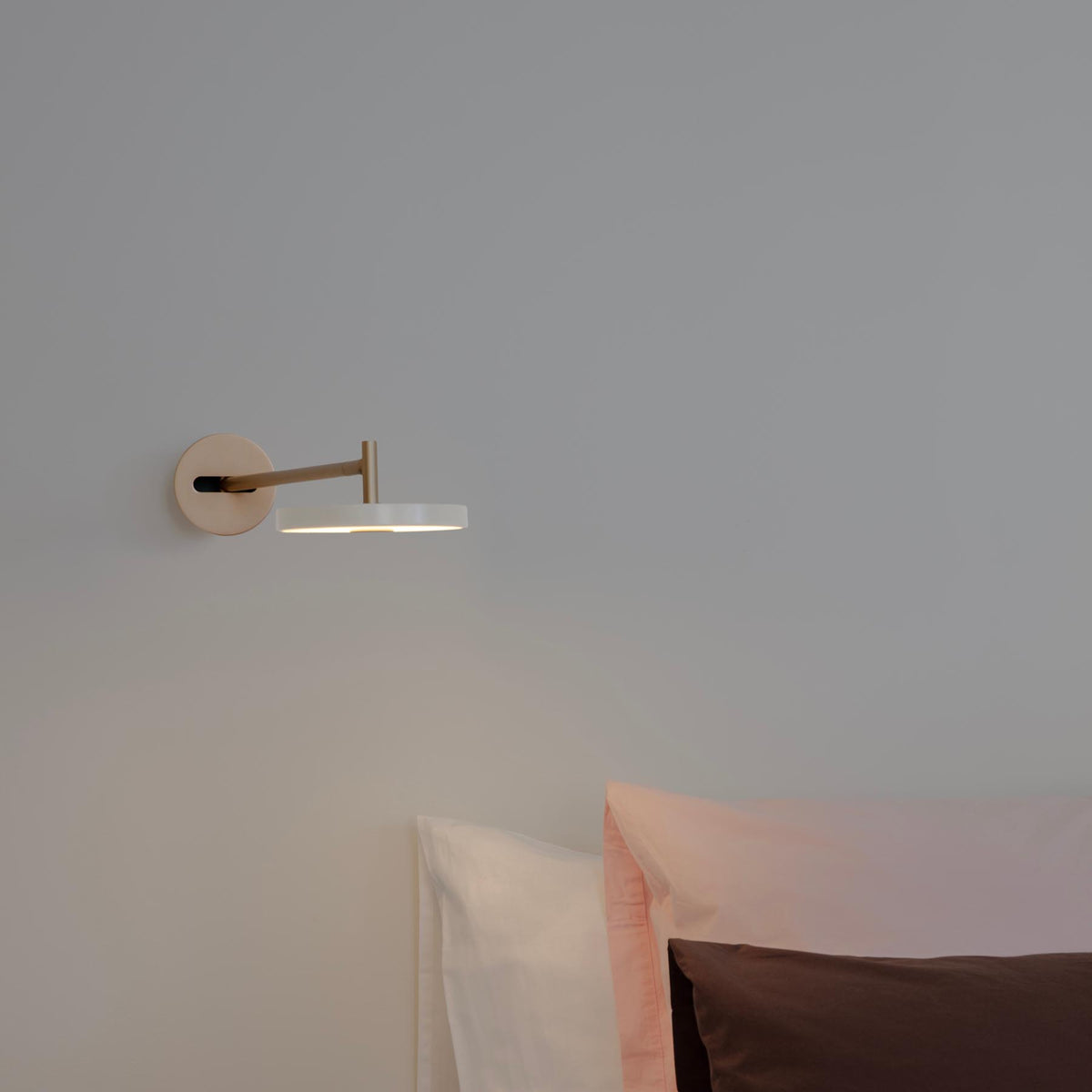 Asteria Wandleuchte long mit Kabel in Pearl White präsentiert im Onlineshop von KAQTU Design AG. Wandleuchte ist von Umage