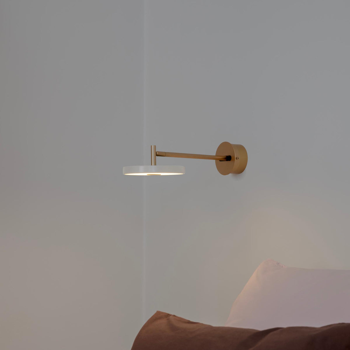 Asteria Wandleuchte long mit Kabel in Pearl White präsentiert im Onlineshop von KAQTU Design AG. Wandleuchte ist von Umage