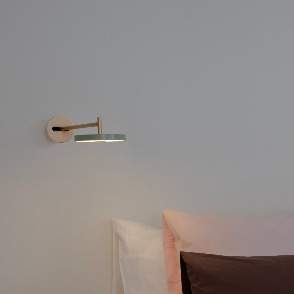 Elegante Asteria Wandleuchte long in Olivgrün mit Kabel, ideal für moderne Wohnräume und stimmungsvolle Beleuchtung.