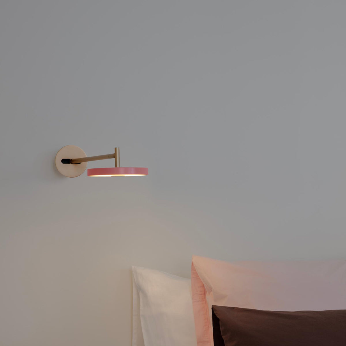 Asteria Wandleuchte long mit Kabel in Nuance Rose präsentiert im Onlineshop von KAQTU Design AG. Wandleuchte ist von Umage