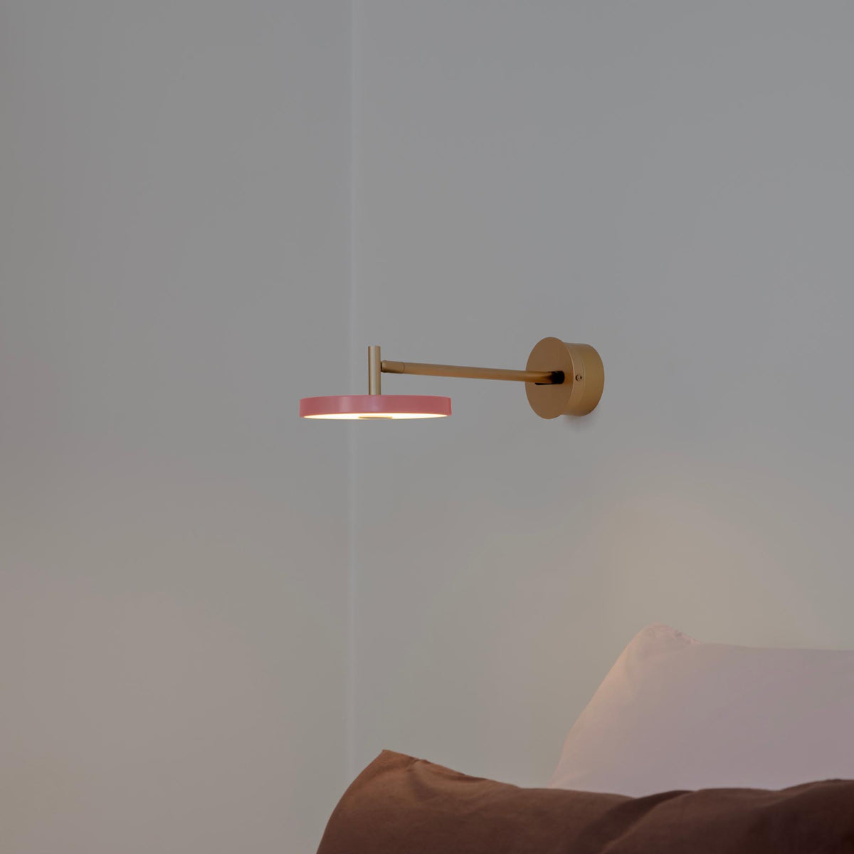 Asteria Wandleuchte long mit Kabel in Nuance Rose präsentiert im Onlineshop von KAQTU Design AG. Wandleuchte ist von Umage