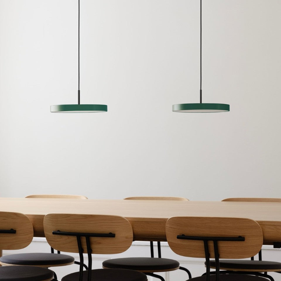 Elegante Asteria Plus Mini Pendellampe von Umage, ideal für stilvolle Akzente und harmonische Beleuchtung in jedem Raum.
