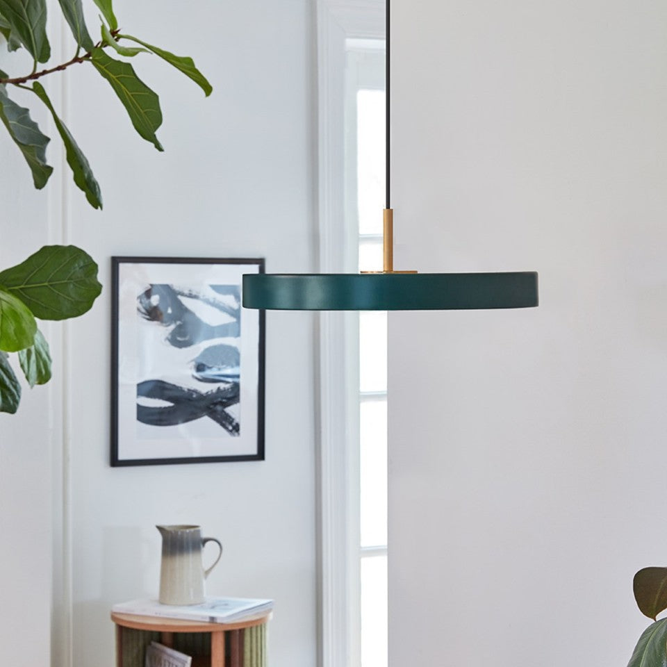 Asteria Plus Mini Pendellampe in Forest Green präsentiert im Onlineshop von KAQTU Design AG. Pendelleuchte ist von Umage