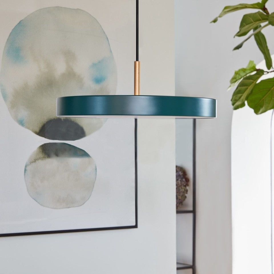 Elegante Asteria Plus Mini Pendellampe von Umage, ideal für stimmungsvolle Beleuchtung und zeitgemäße Einrichtung in Wohnräumen.
