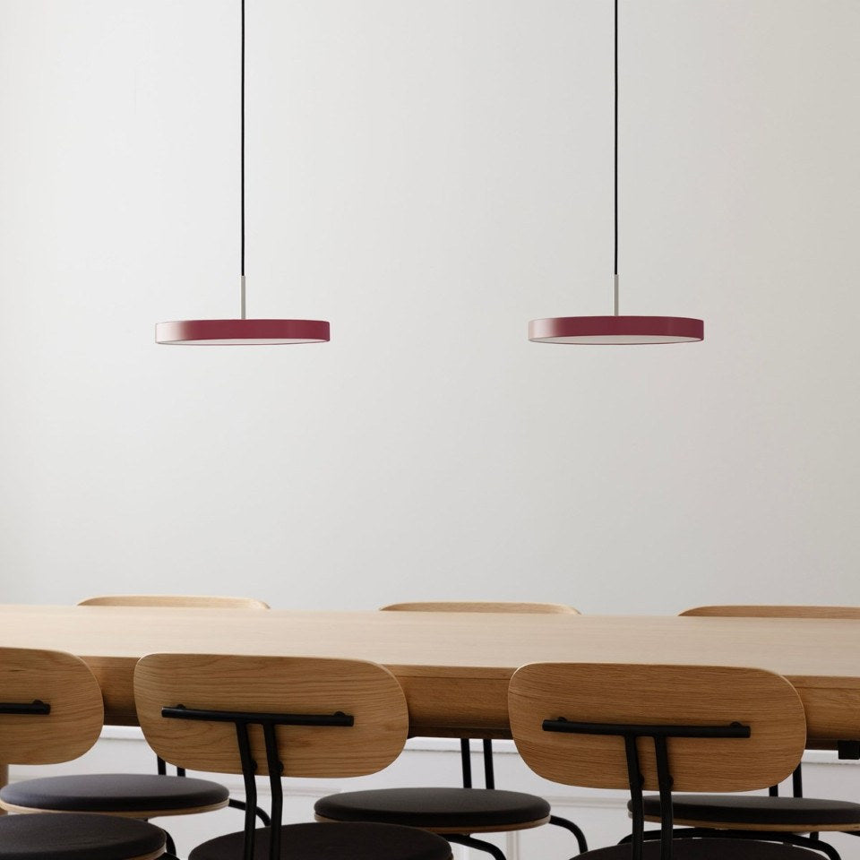 Asteria Plus Mini Pendellampe in Ruby Red präsentiert im Onlineshop von KAQTU Design AG. Pendelleuchte ist von Umage