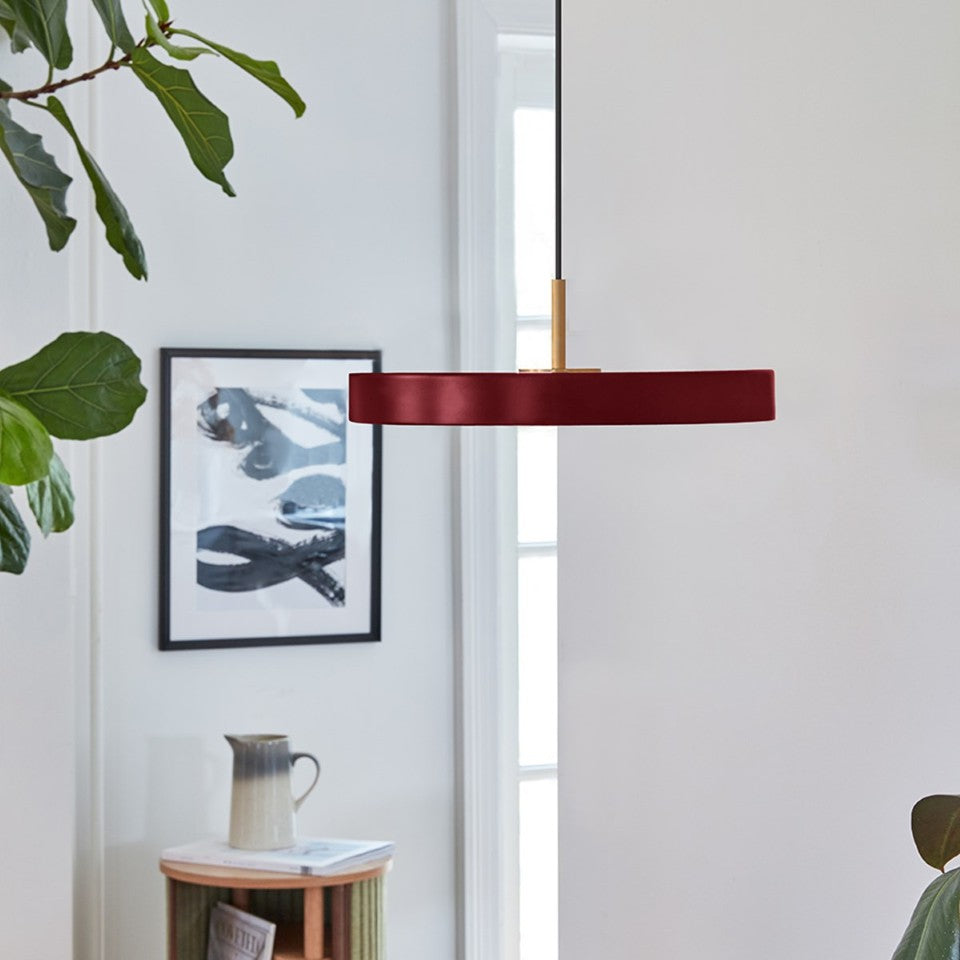 Asteria Plus Mini Pendellampe in Ruby Red präsentiert im Onlineshop von KAQTU Design AG. Pendelleuchte ist von Umage